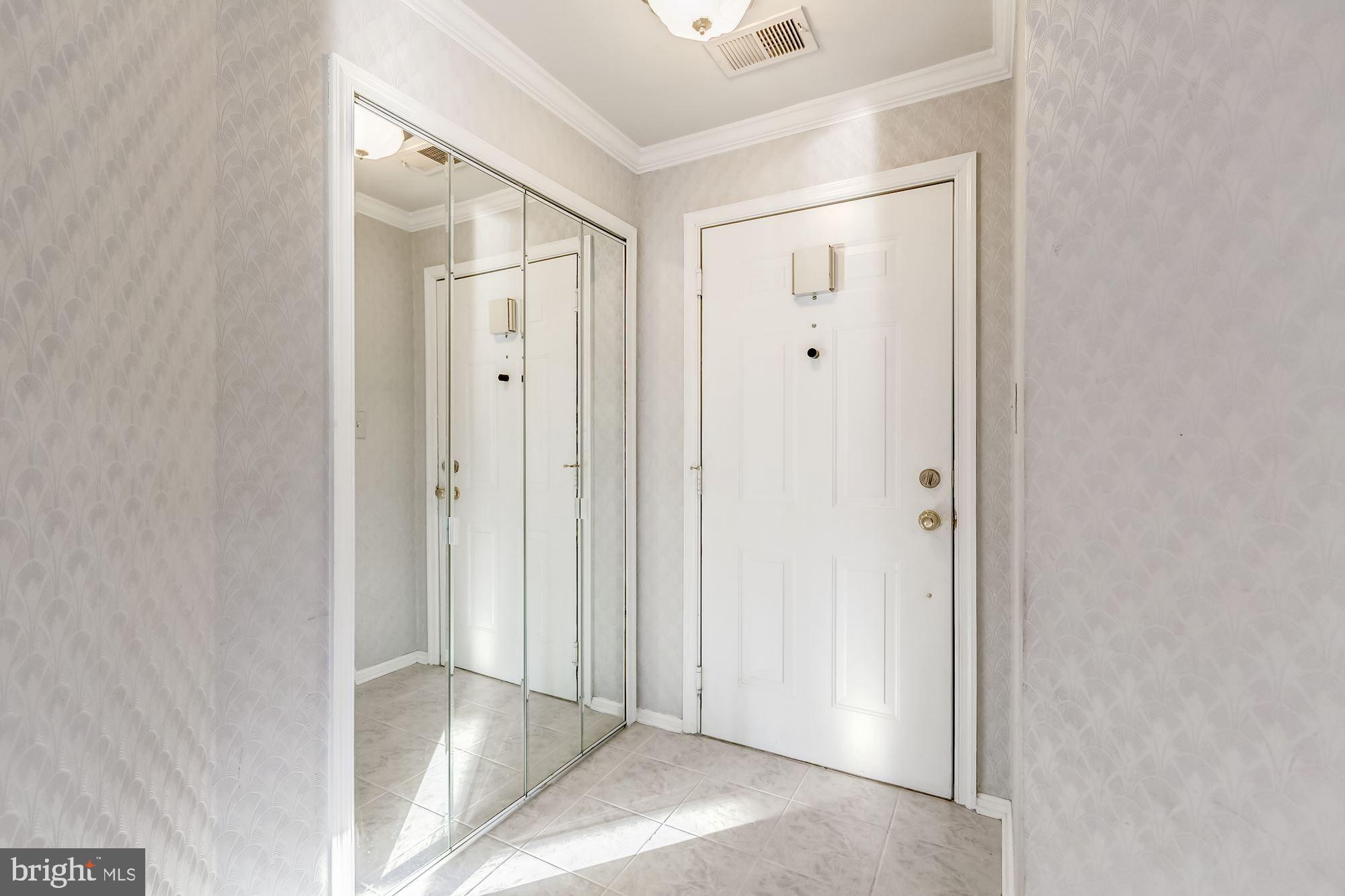 LAKESHORE CONDO - Residential