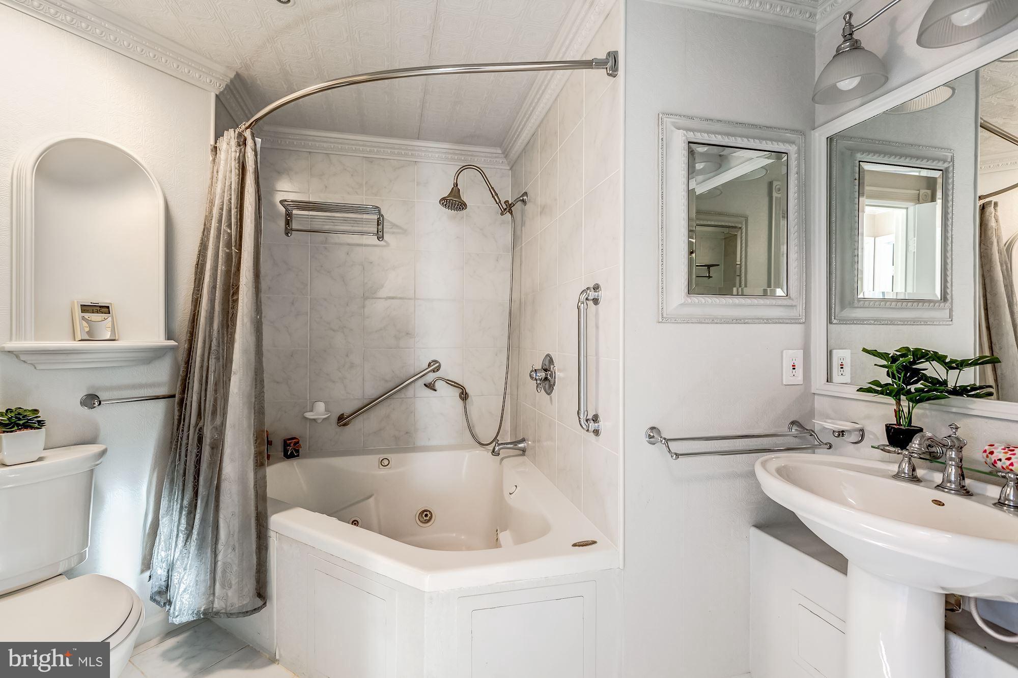 LAKESHORE CONDO - Residential