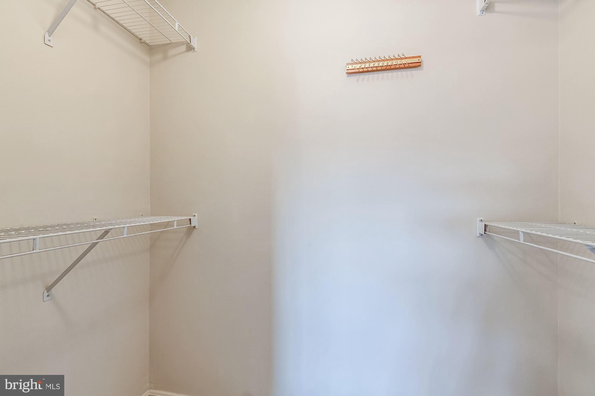 LAKESHORE CONDO - Residential