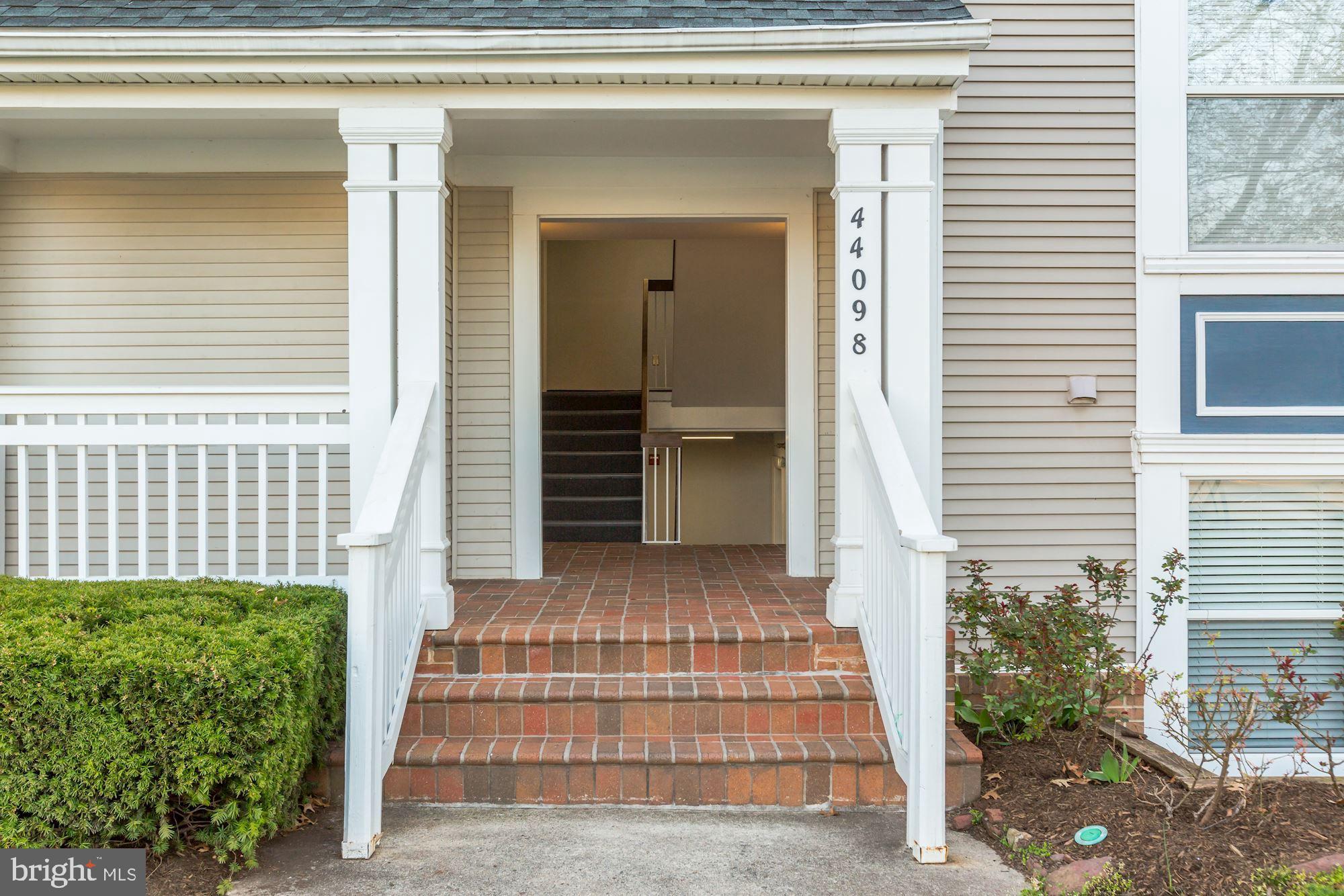 LAKESHORE CONDO - Residential