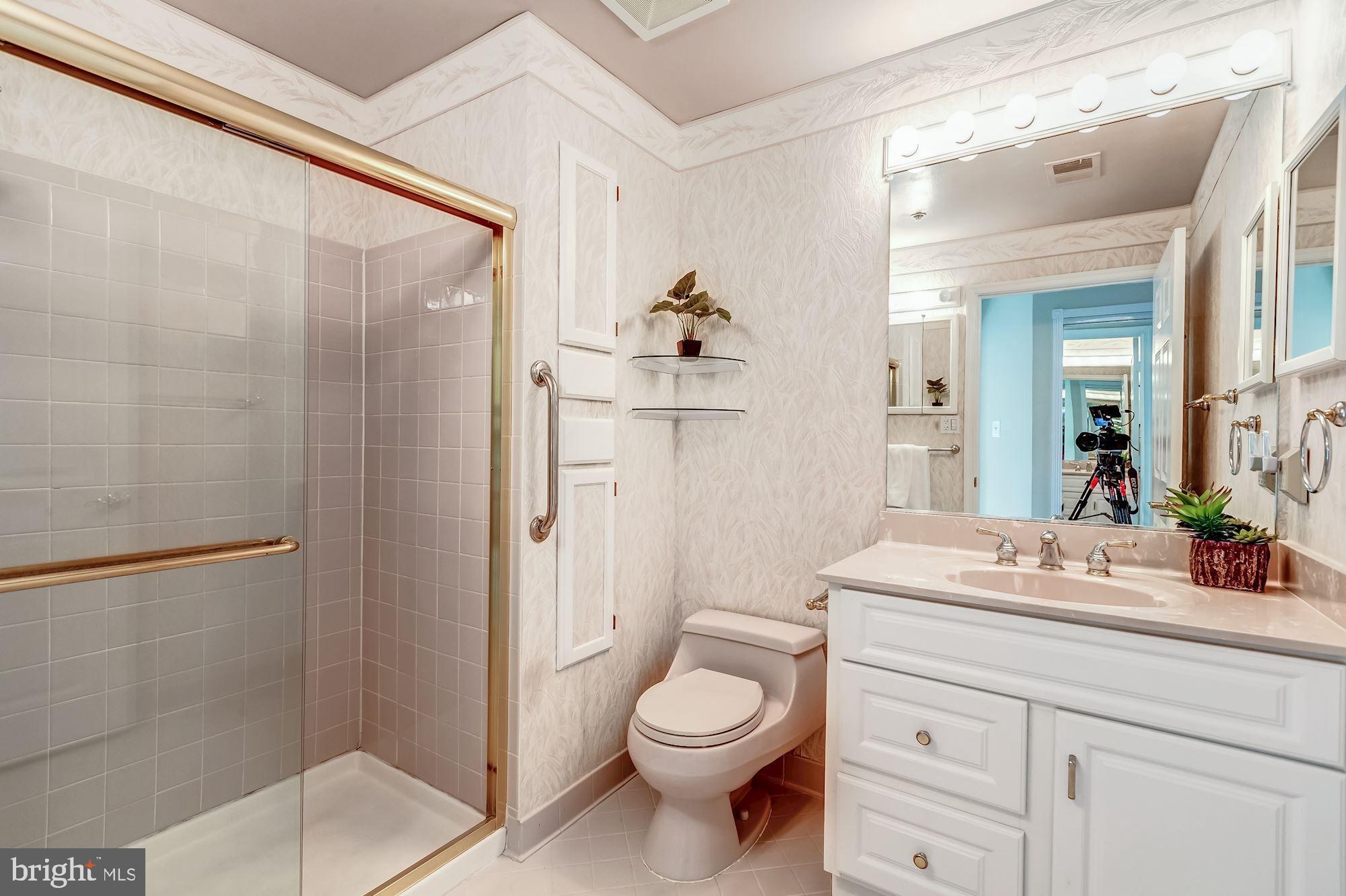 LAKESHORE CONDO - Residential