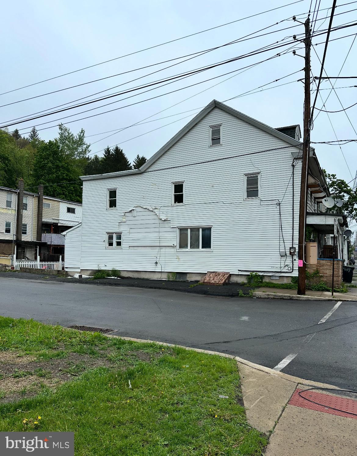 Investor Alert! Prime corner lot in a great location. 90% of the work is already complete—just needs your finishing touches. Features a newer kitchen, laminate flooring, and 4 bedrooms. Conveniently located near shopping and amenities. Don’t miss out—schedule your showing today!
