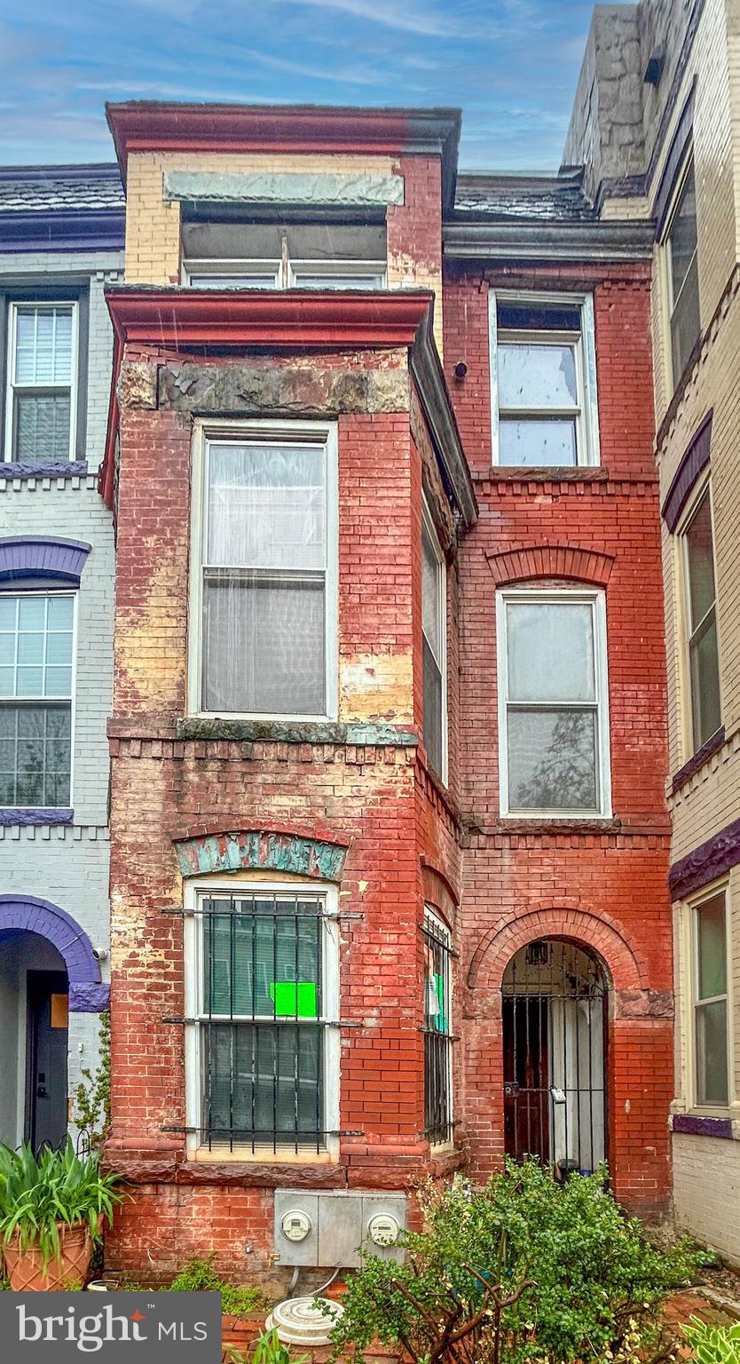821 4TH STREET NE