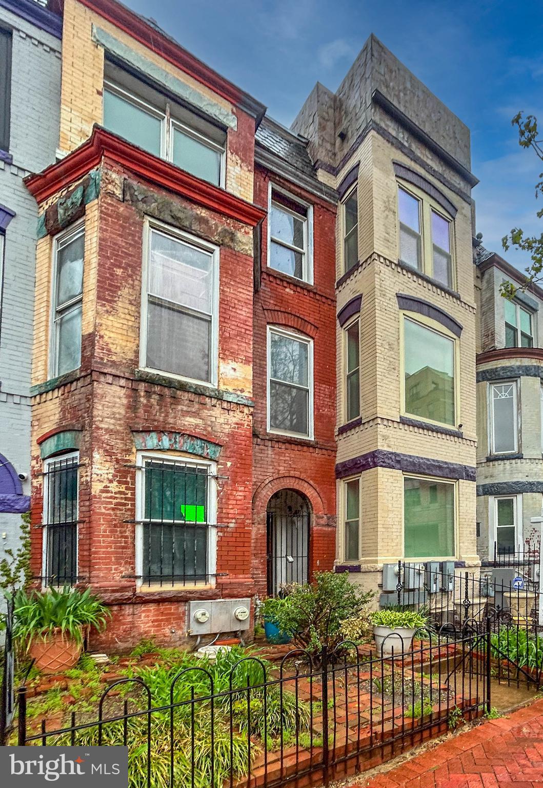 821 4TH STREET NE