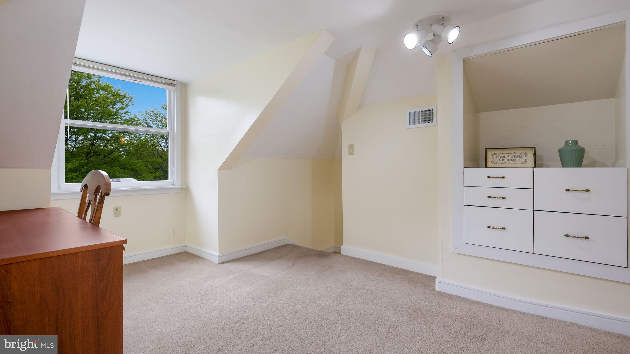 HILLTOWN - Residential