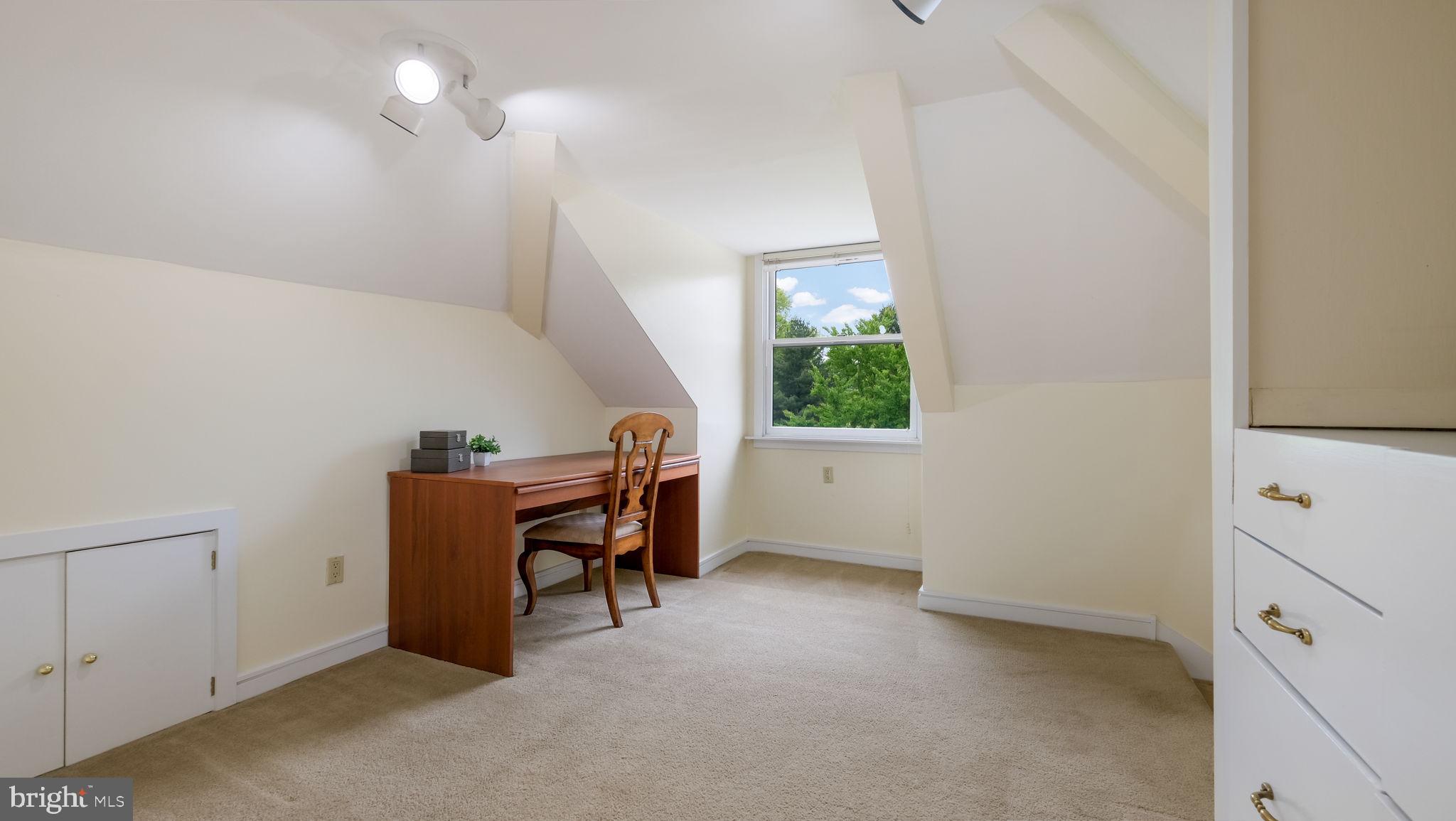 HILLTOWN - Residential