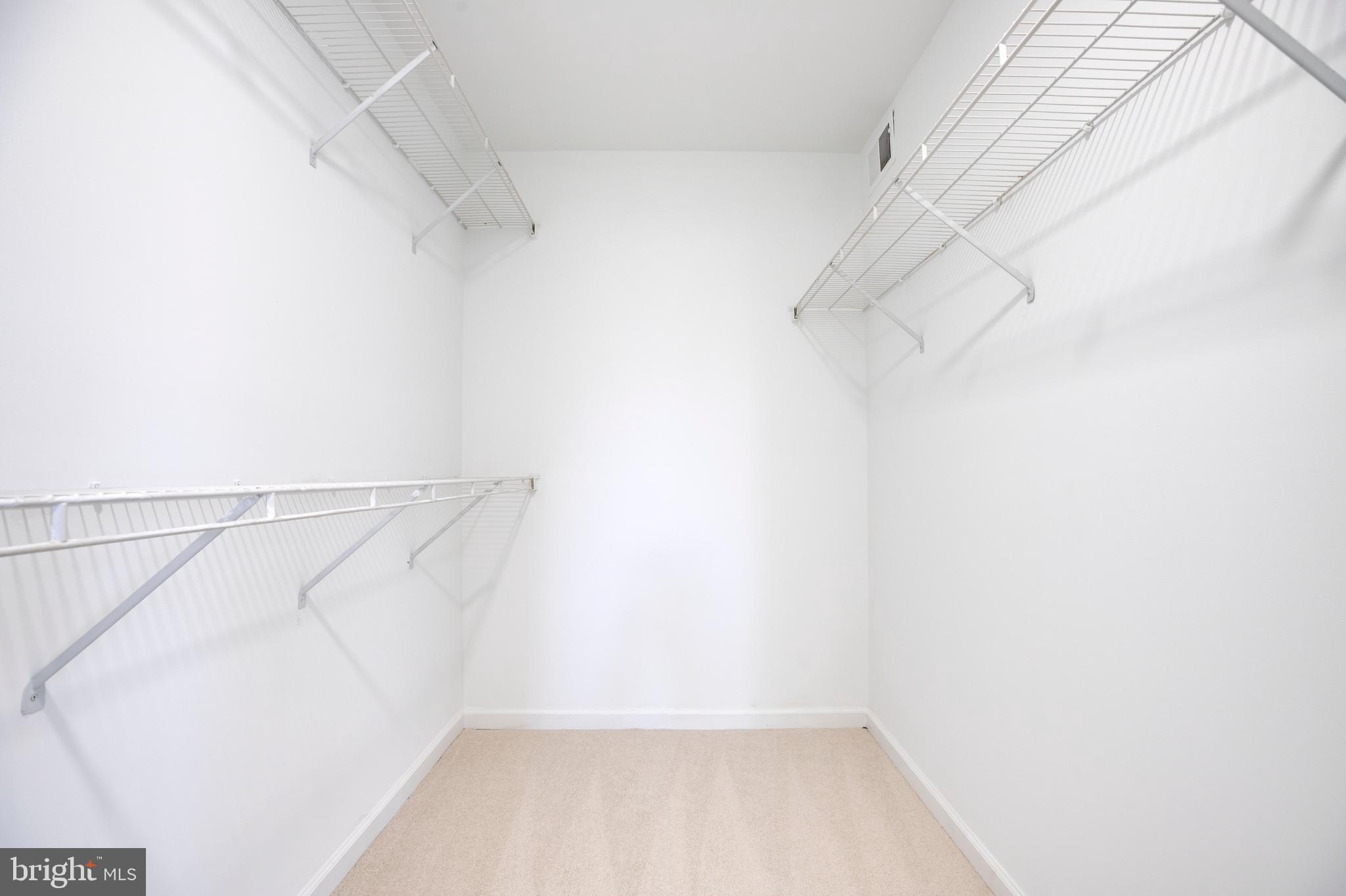 ROUND HILL - Residential