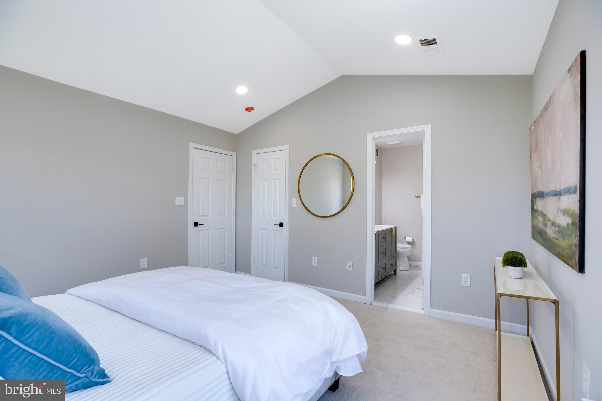 ROUND HILL - Residential