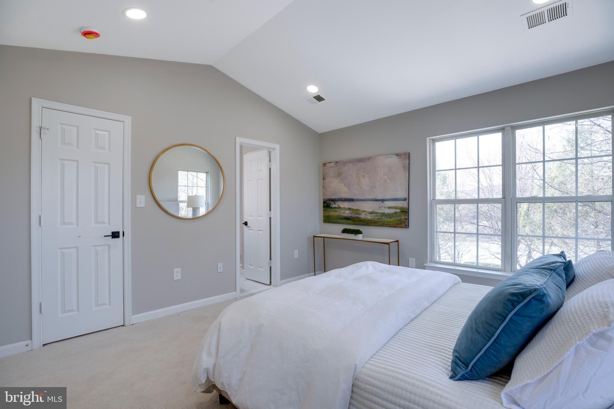 ROUND HILL - Residential