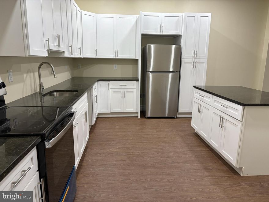 Beautiful renovated 3-bedroom apartment with a fully updated bathroom. The unit features a spacious open living area connected to a modern kitchen with new appliances. All bedrooms are generously sized, offering plenty of space and natural light.