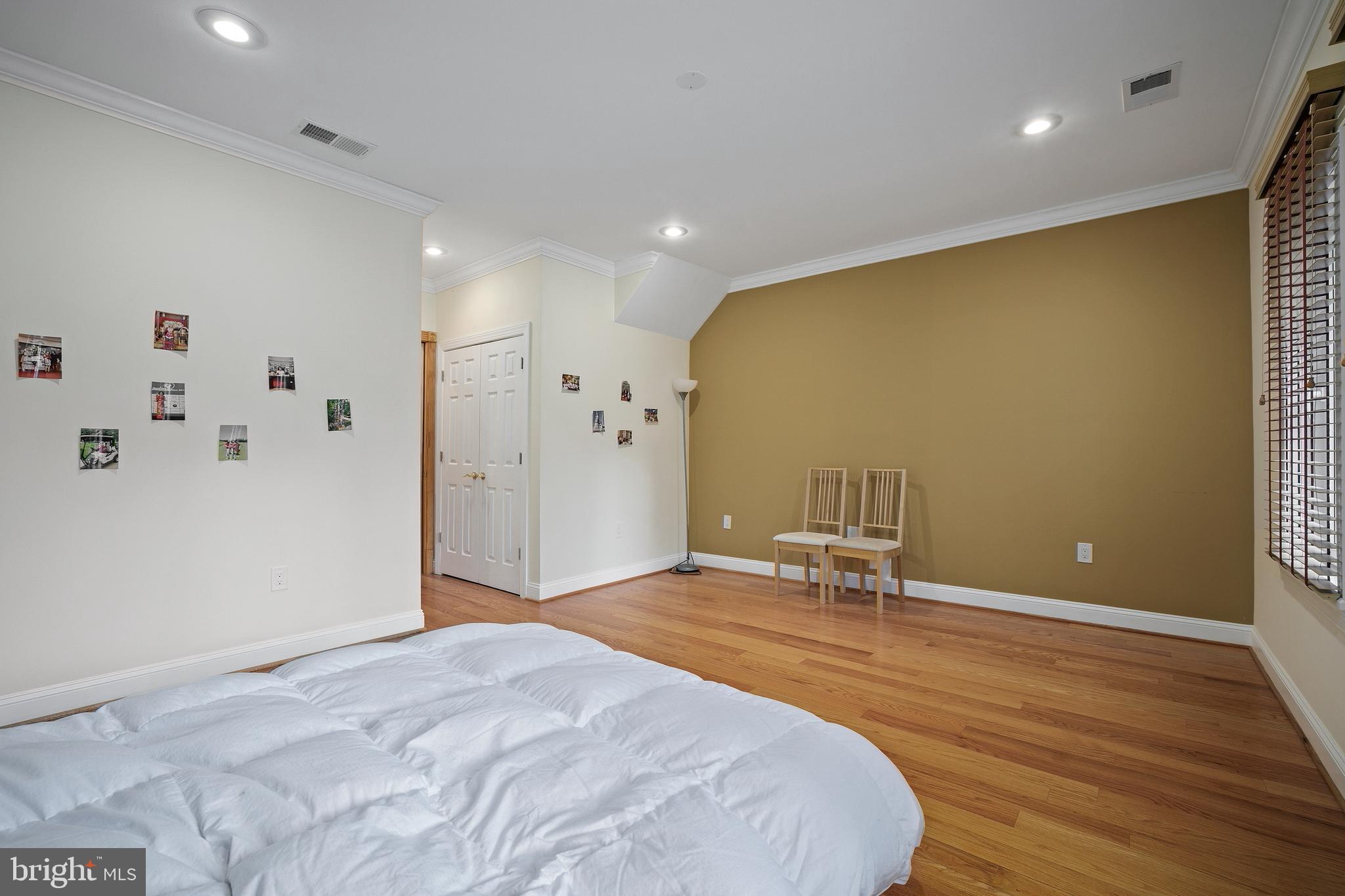 ANNANDALE ACRES - Residential