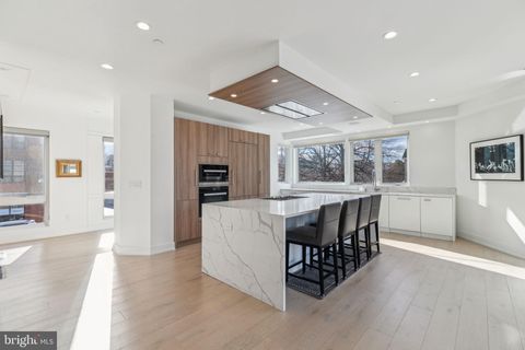 Townhouse For Rent - 527 Brown Street<br/> PHILADELPHIA, PA 19123