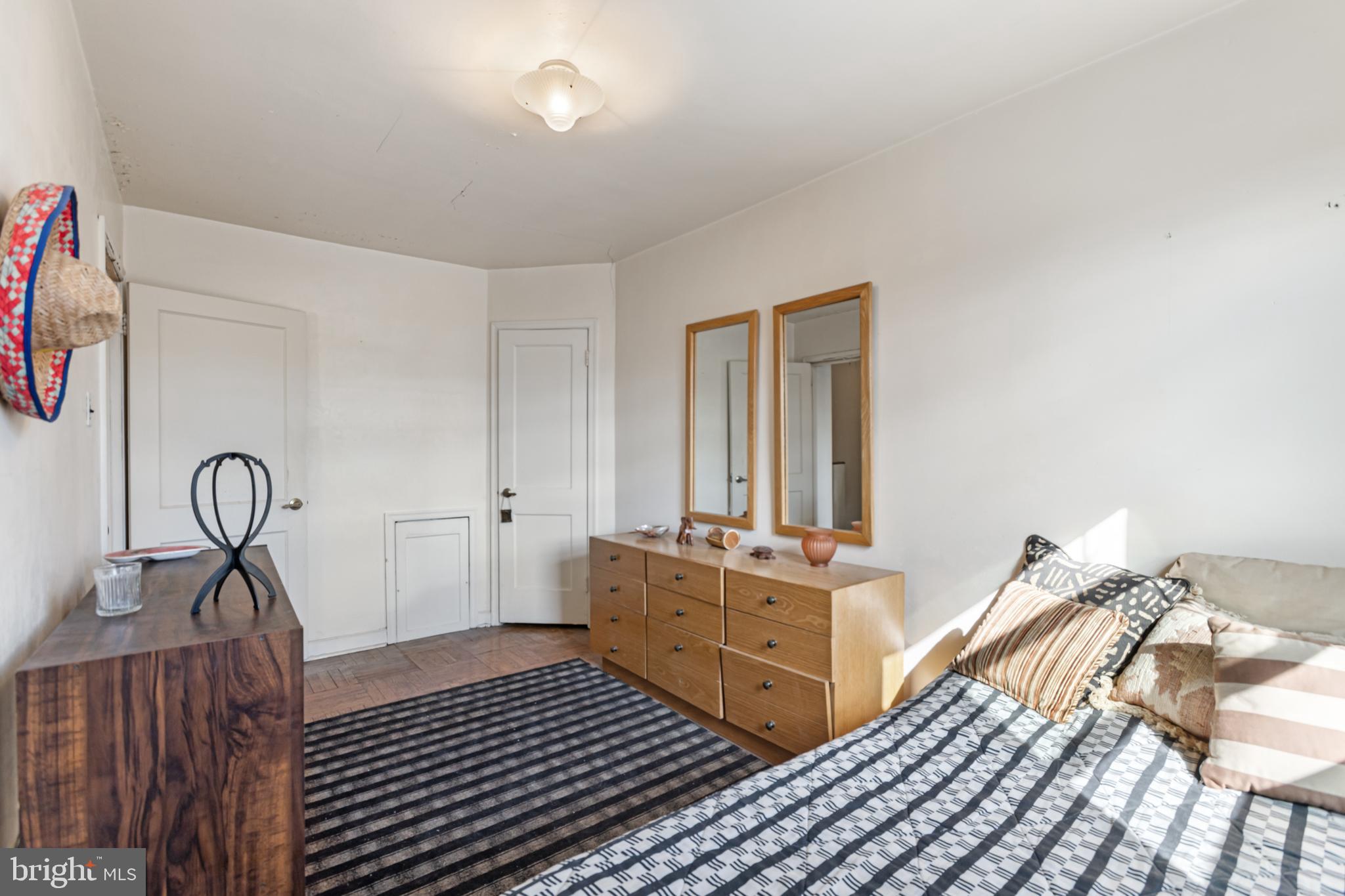 OXFORD CIRCLE - Residential