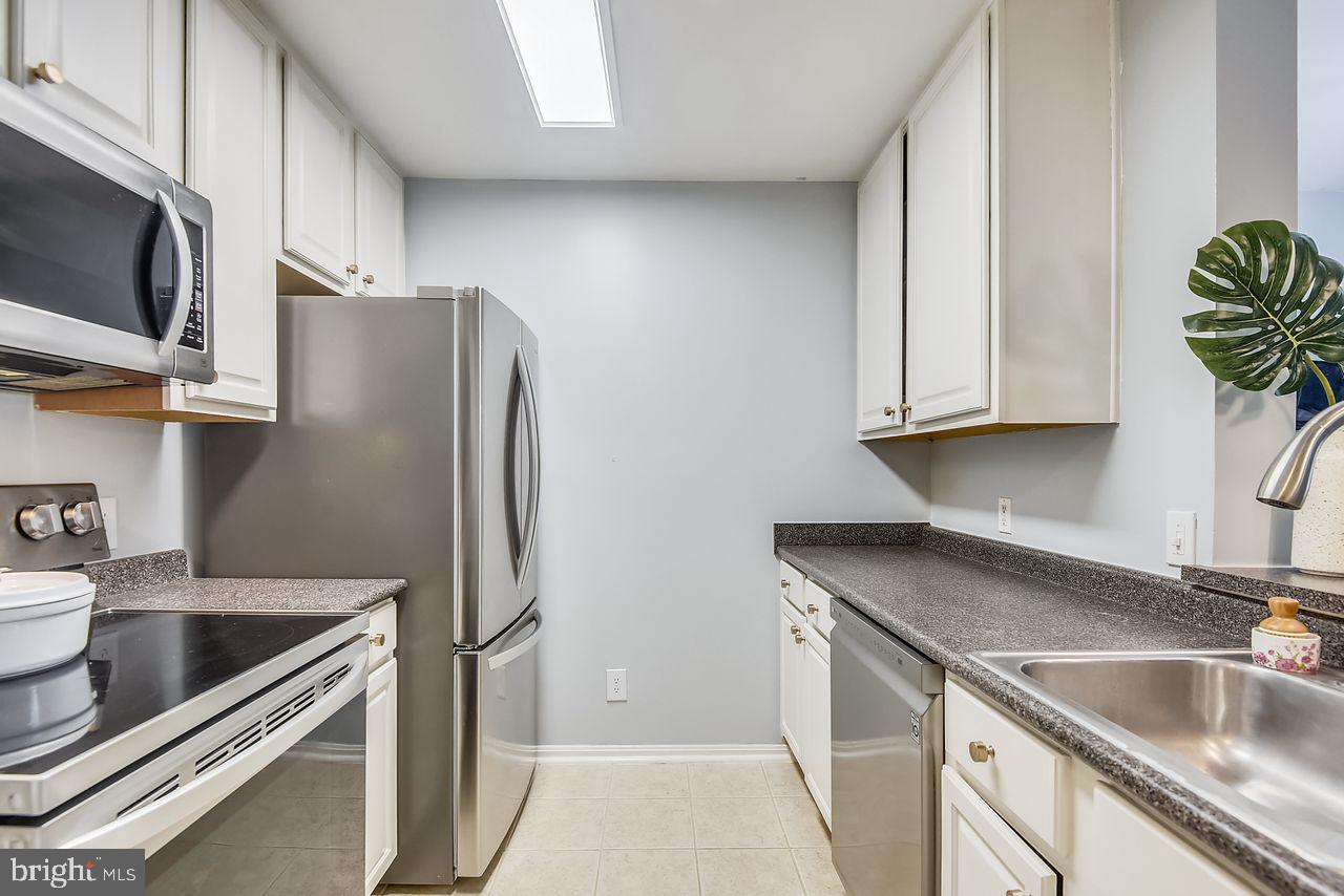 FOUR WINDS AT OAKTON - Residential