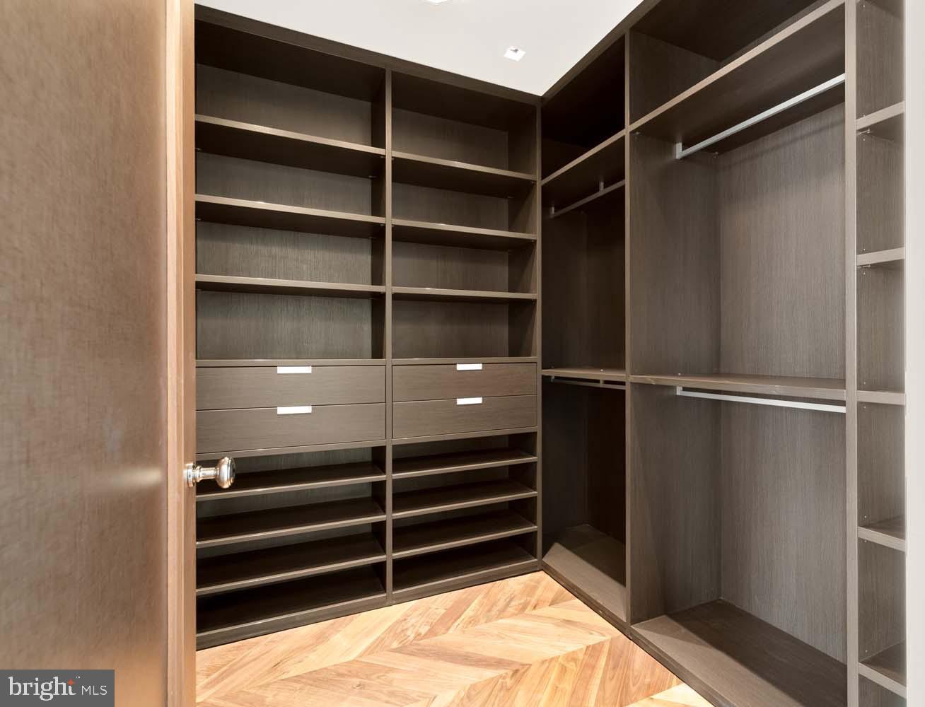 FOUR SEASONS PRIVATE RESIDENCES - Residential