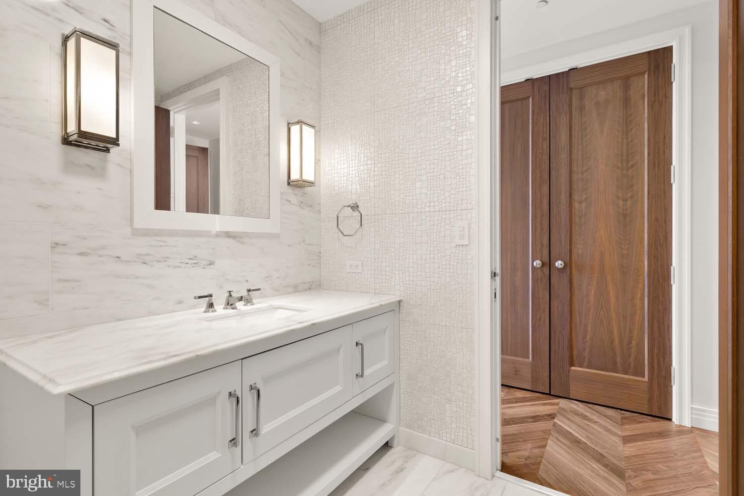 FOUR SEASONS PRIVATE RESIDENCES - Residential