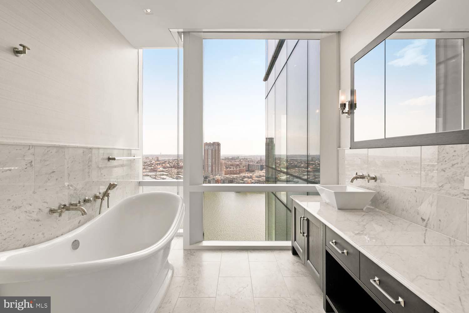 FOUR SEASONS PRIVATE RESIDENCES - Residential