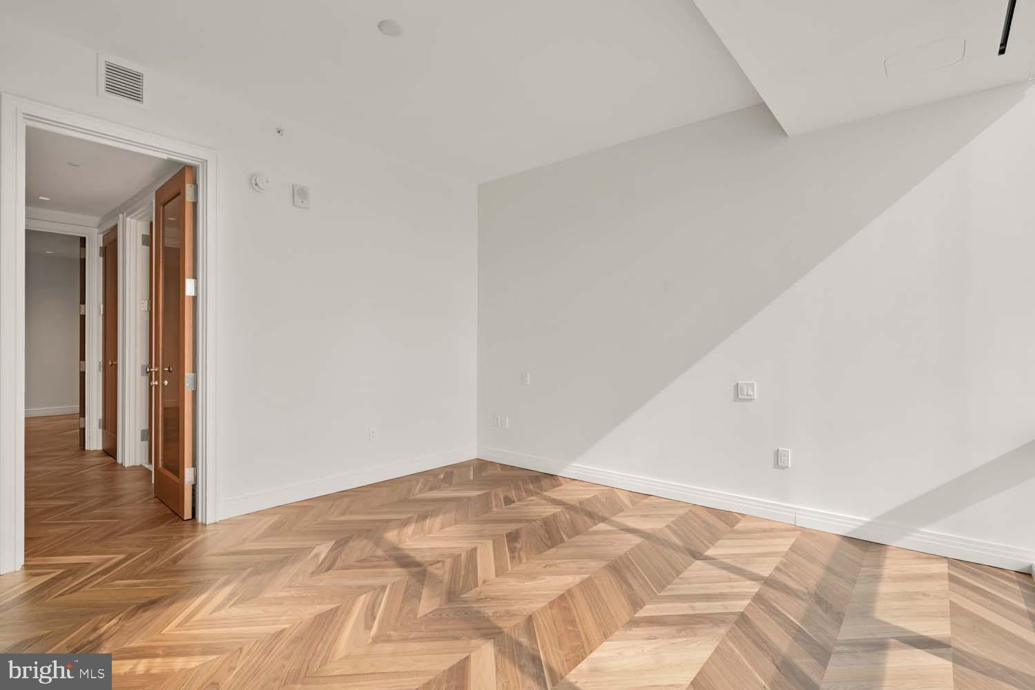 FOUR SEASONS PRIVATE RESIDENCES - Residential