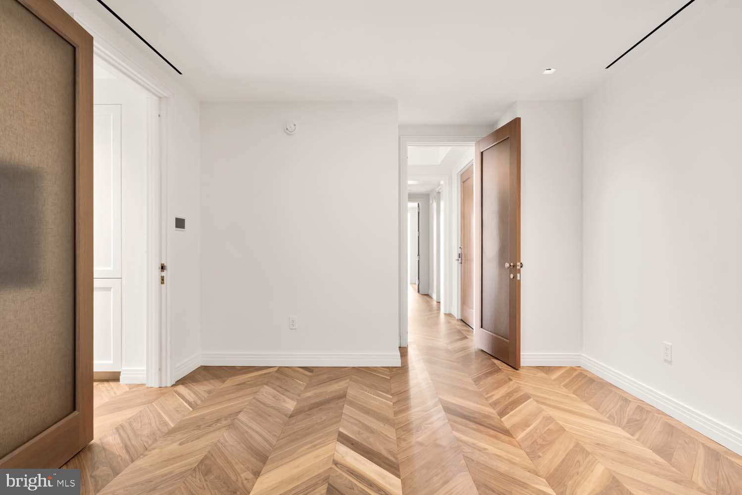 FOUR SEASONS PRIVATE RESIDENCES - Residential