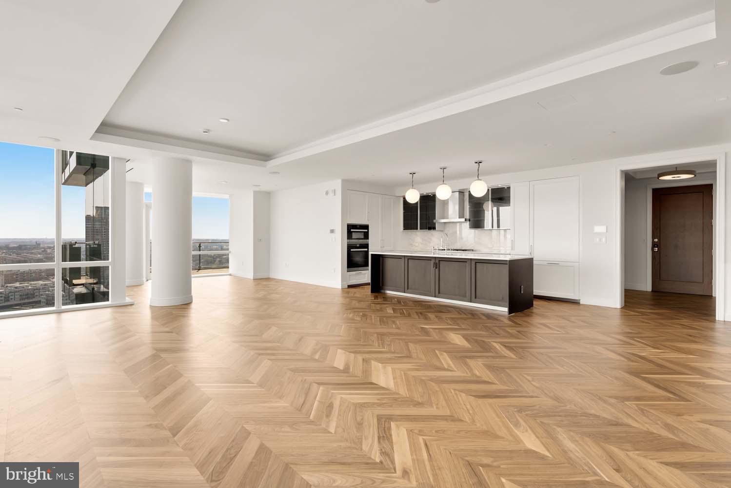 FOUR SEASONS PRIVATE RESIDENCES - Residential