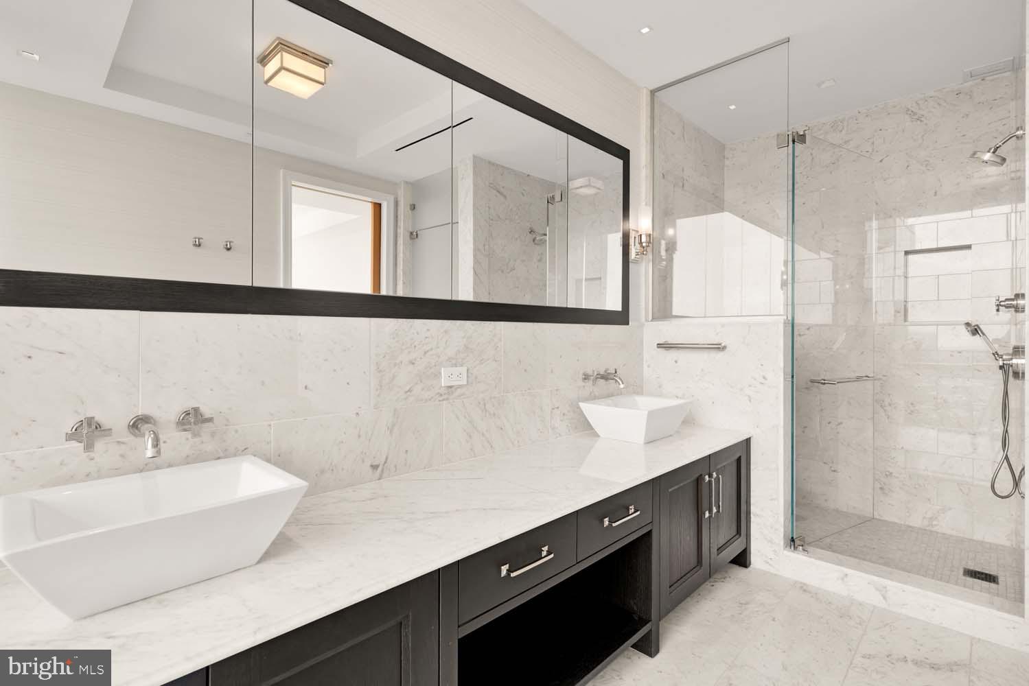 FOUR SEASONS PRIVATE RESIDENCES - Residential