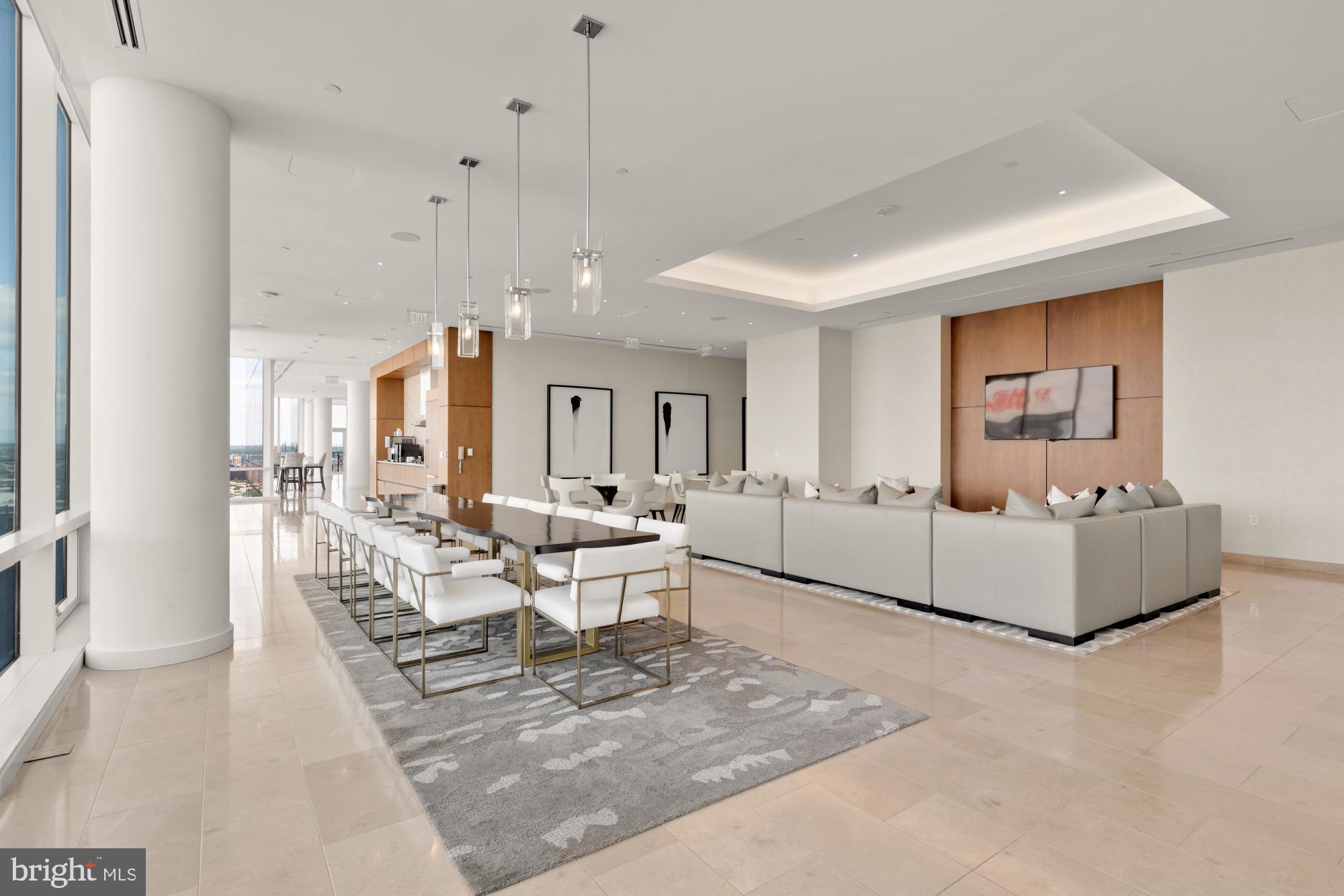 FOUR SEASONS PRIVATE RESIDENCES - Residential