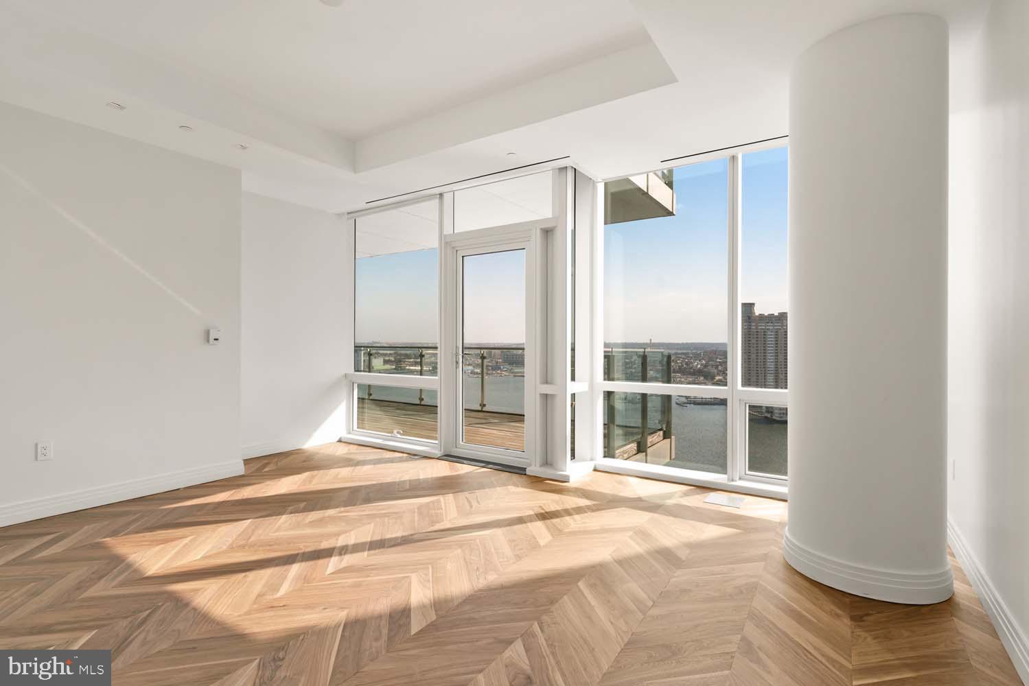 FOUR SEASONS PRIVATE RESIDENCES - Residential