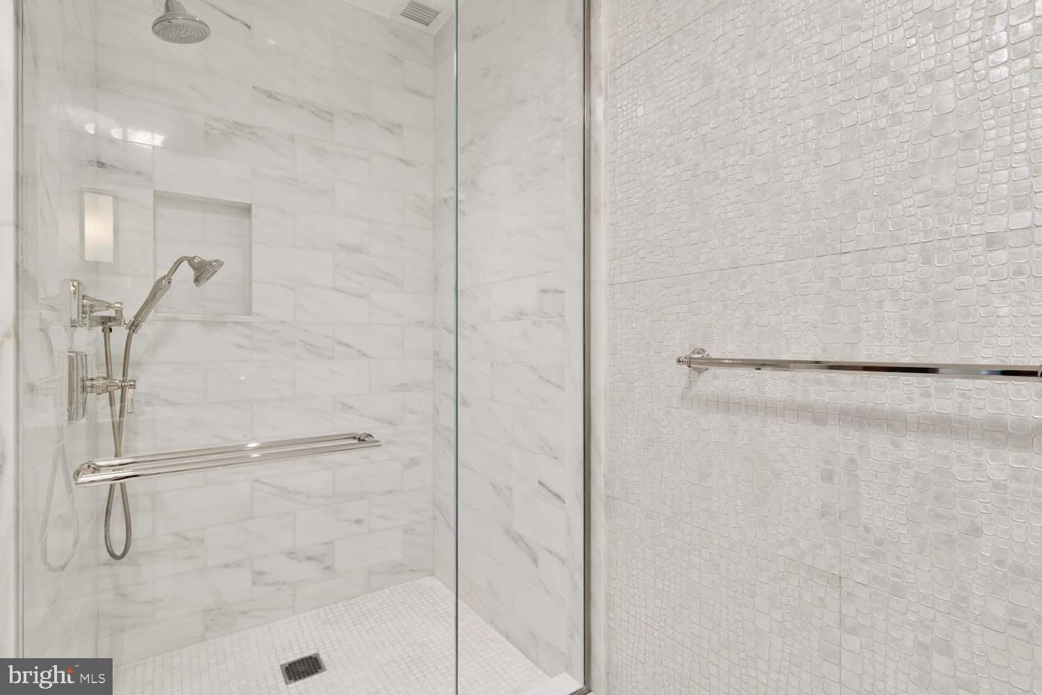 FOUR SEASONS PRIVATE RESIDENCES - Residential