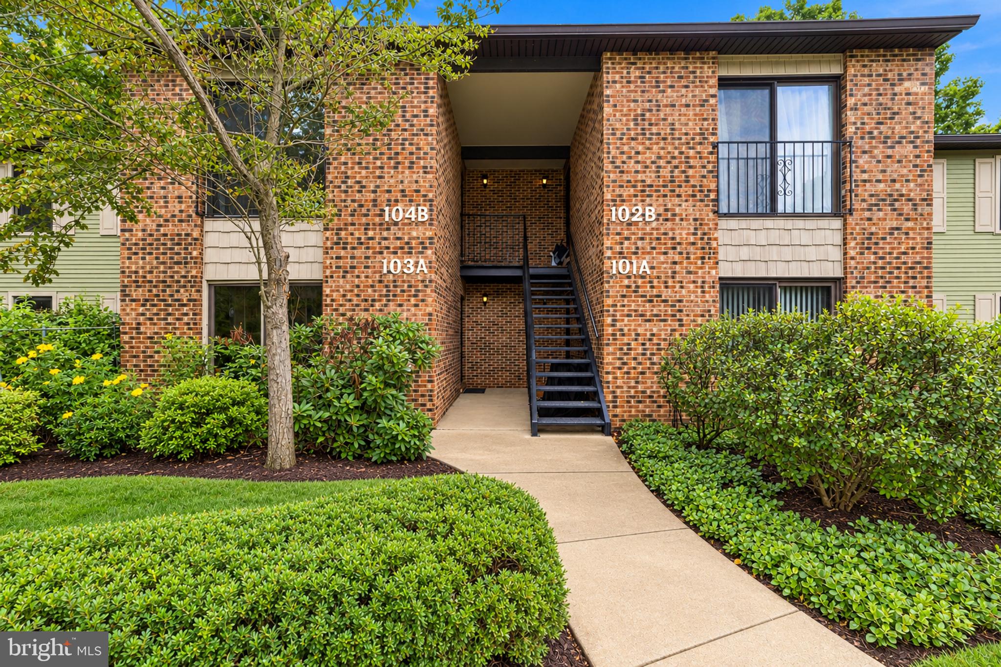 104 W BLUEBELL LANE B