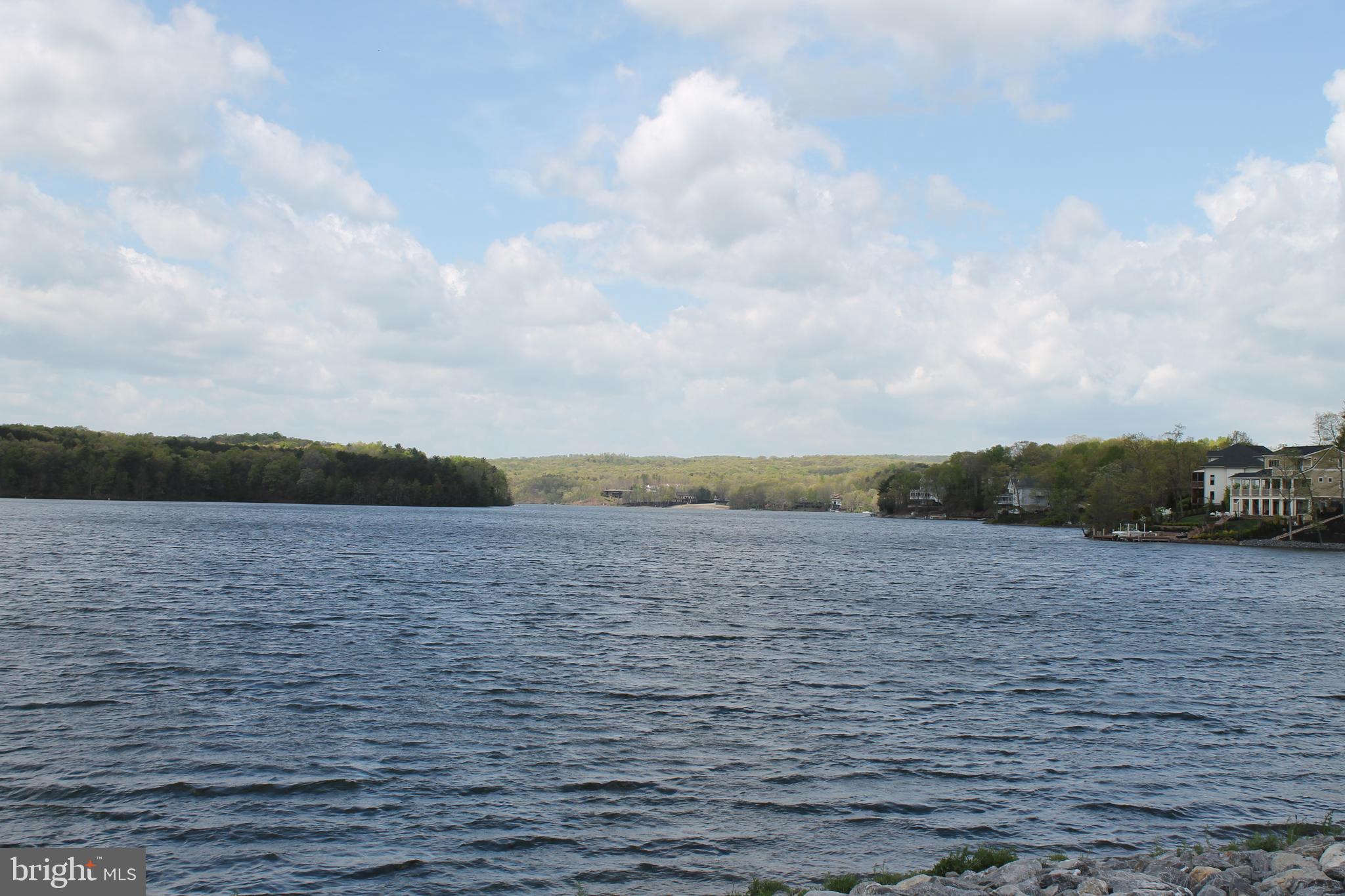 LAKE HOLIDAY ESTATES - Land