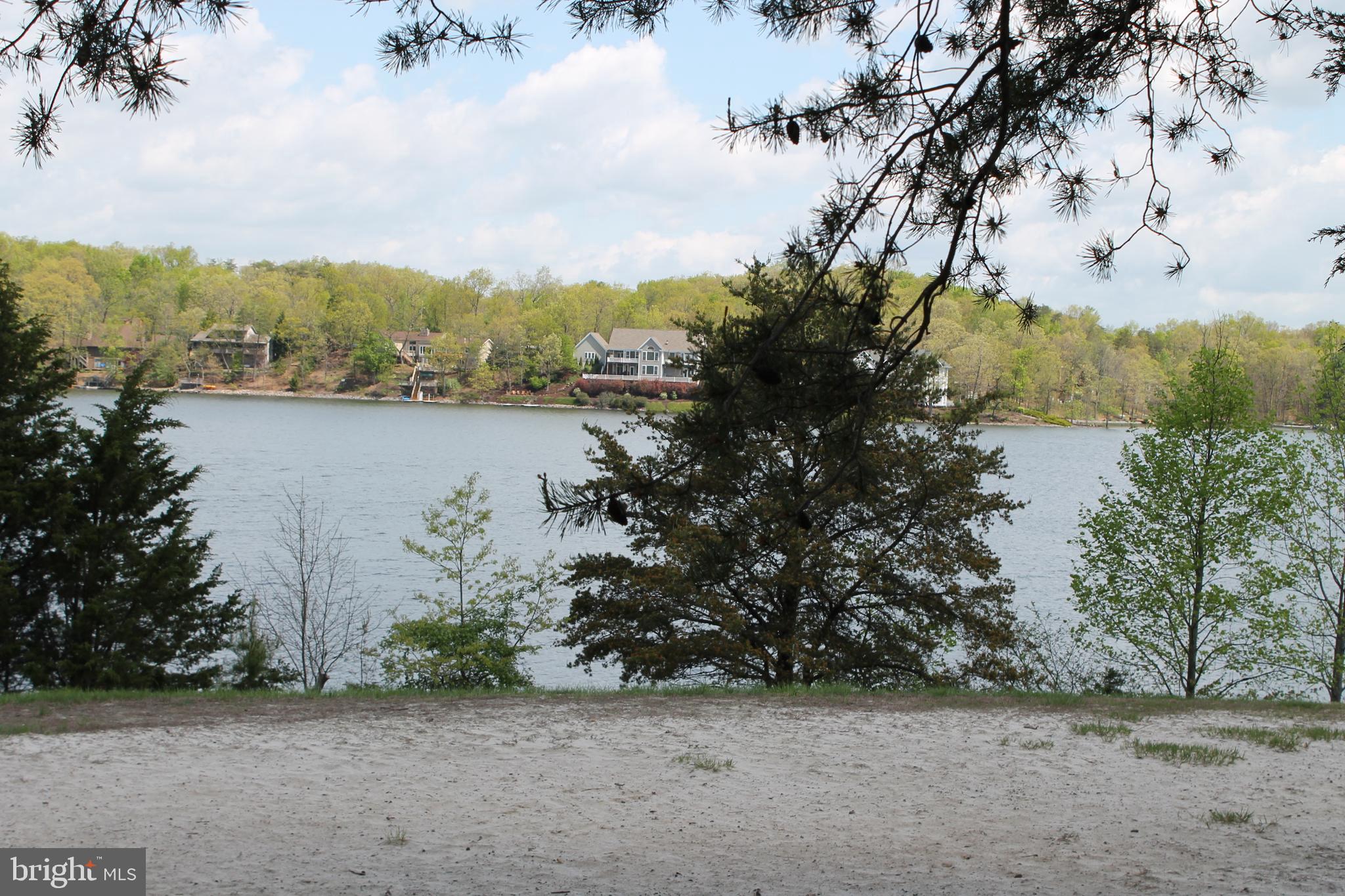 LAKE HOLIDAY ESTATES - Land