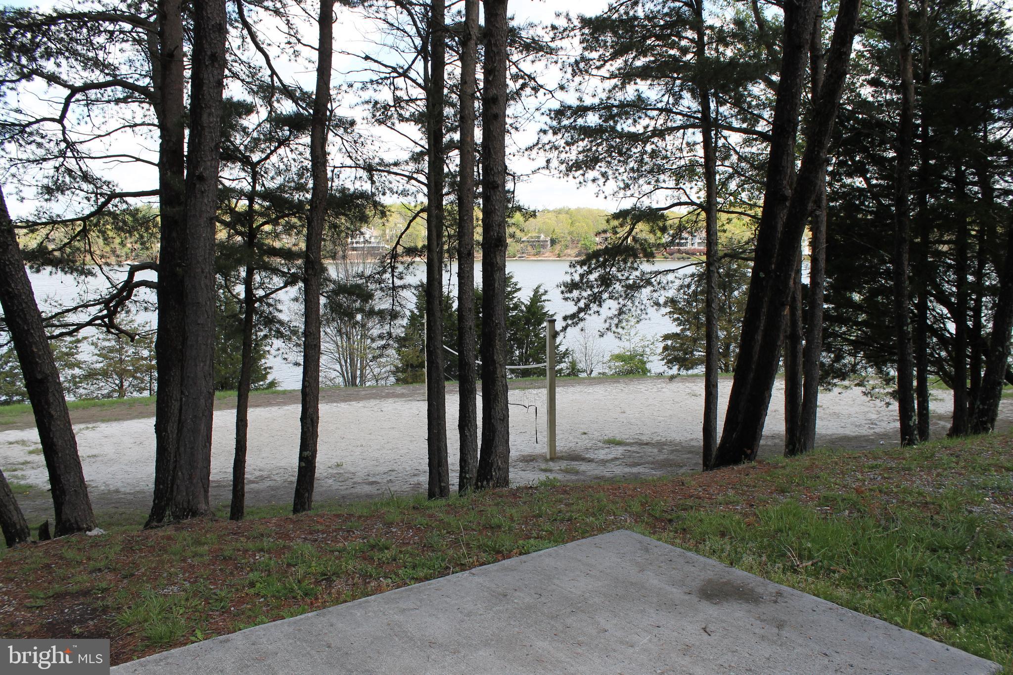 LAKE HOLIDAY ESTATES - Land