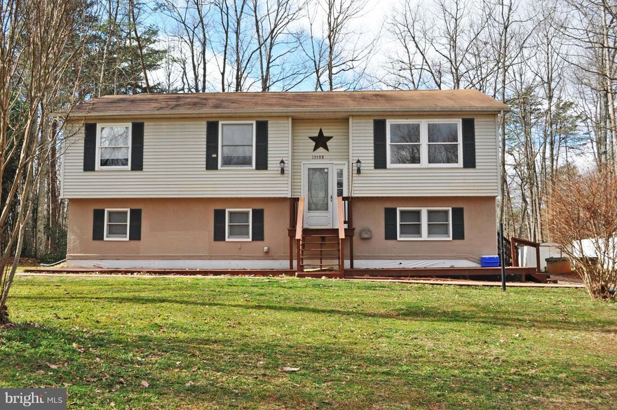Lots of natural light in this charming, well maintained home. Spacious, open living area & 3 BRs, 2FBs upstairs; family room & 2 good sized BRs down.  Watch the flag football game in the huge front yard while enjoying your coffee on the spacious front deck.  Back deck and nice brick patio in the back yard for those summer cookouts. Enjoy resort--style living in this lake community. 2-10 Home Warr.