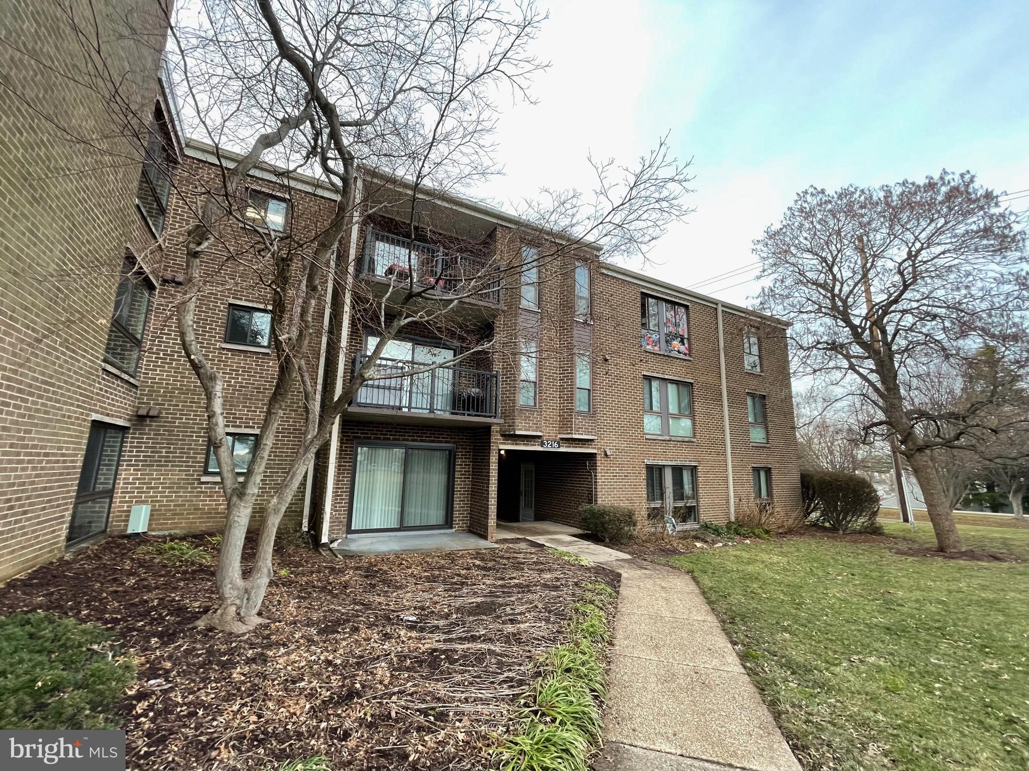 CAMELBACK VILLAGE - Residential