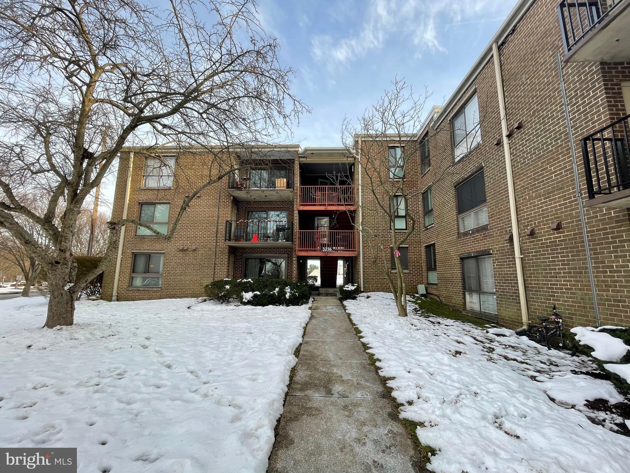 CAMELBACK VILLAGE - Residential