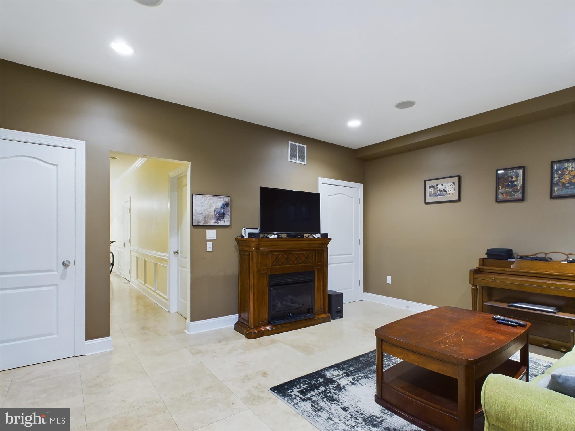 EAST PASSYUNK CROSSING - Residential Lease