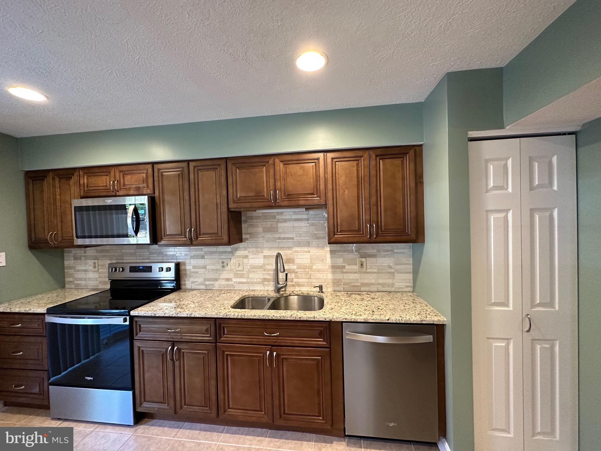 SINGLETONS GROVE - Residential Lease