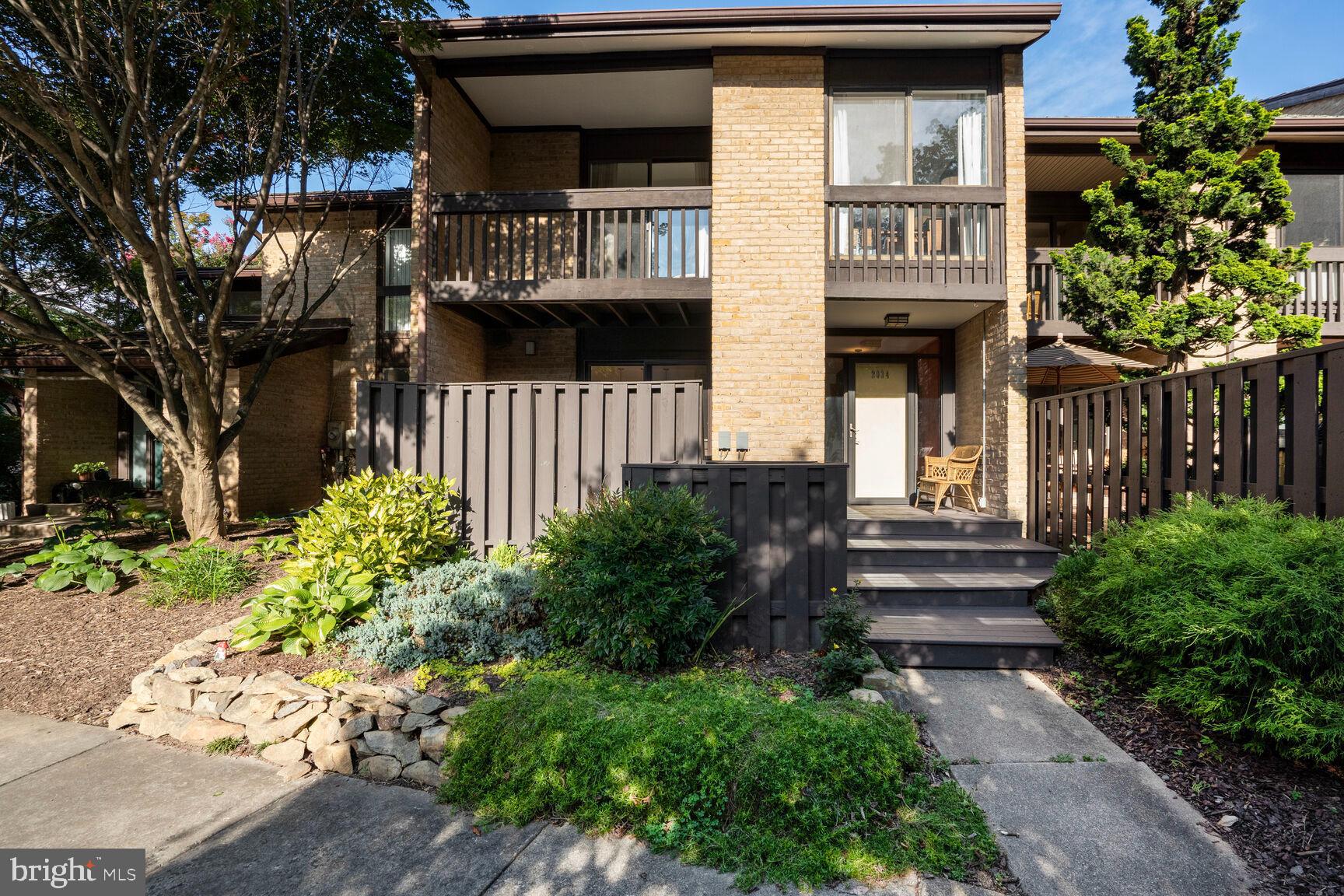 2034 LAKEBREEZE WAY