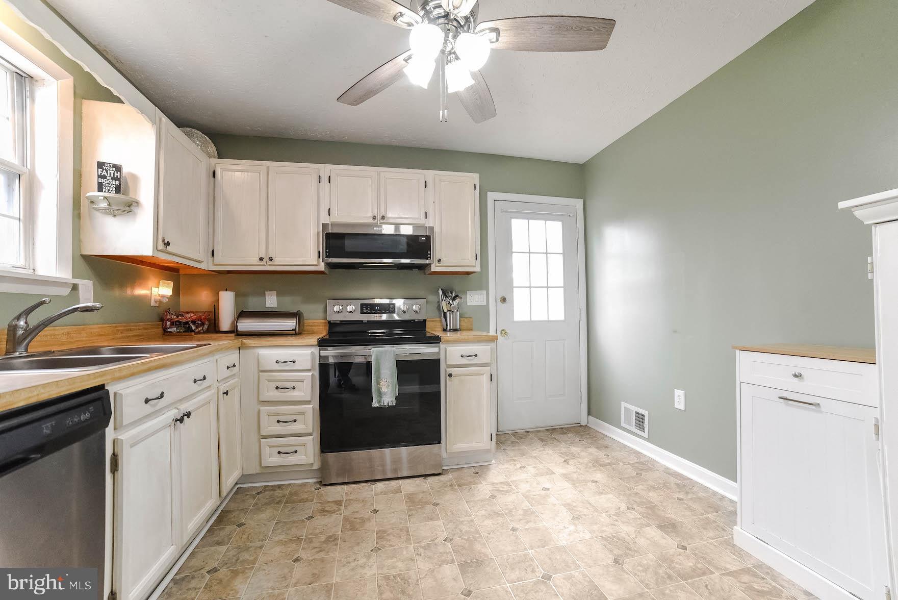 COUNTRY LAKES - Residential