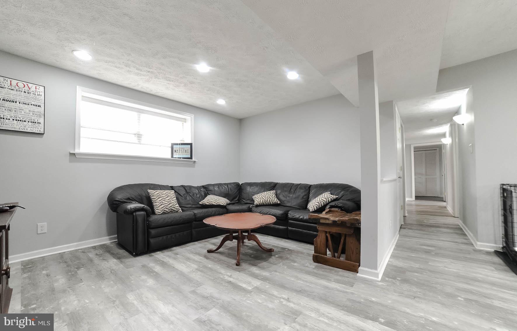 COUNTRY LAKES - Residential