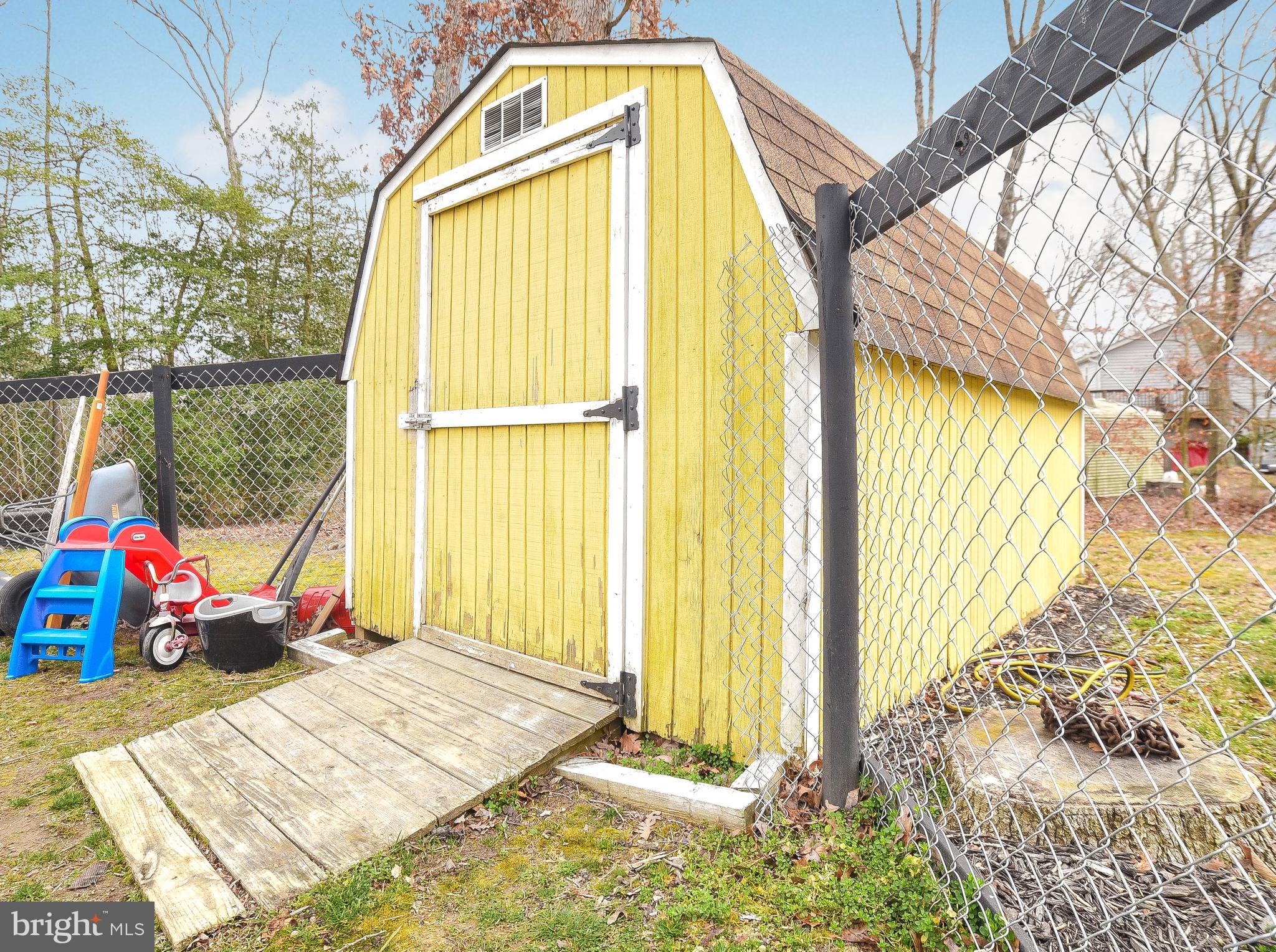 COUNTRY LAKES - Residential