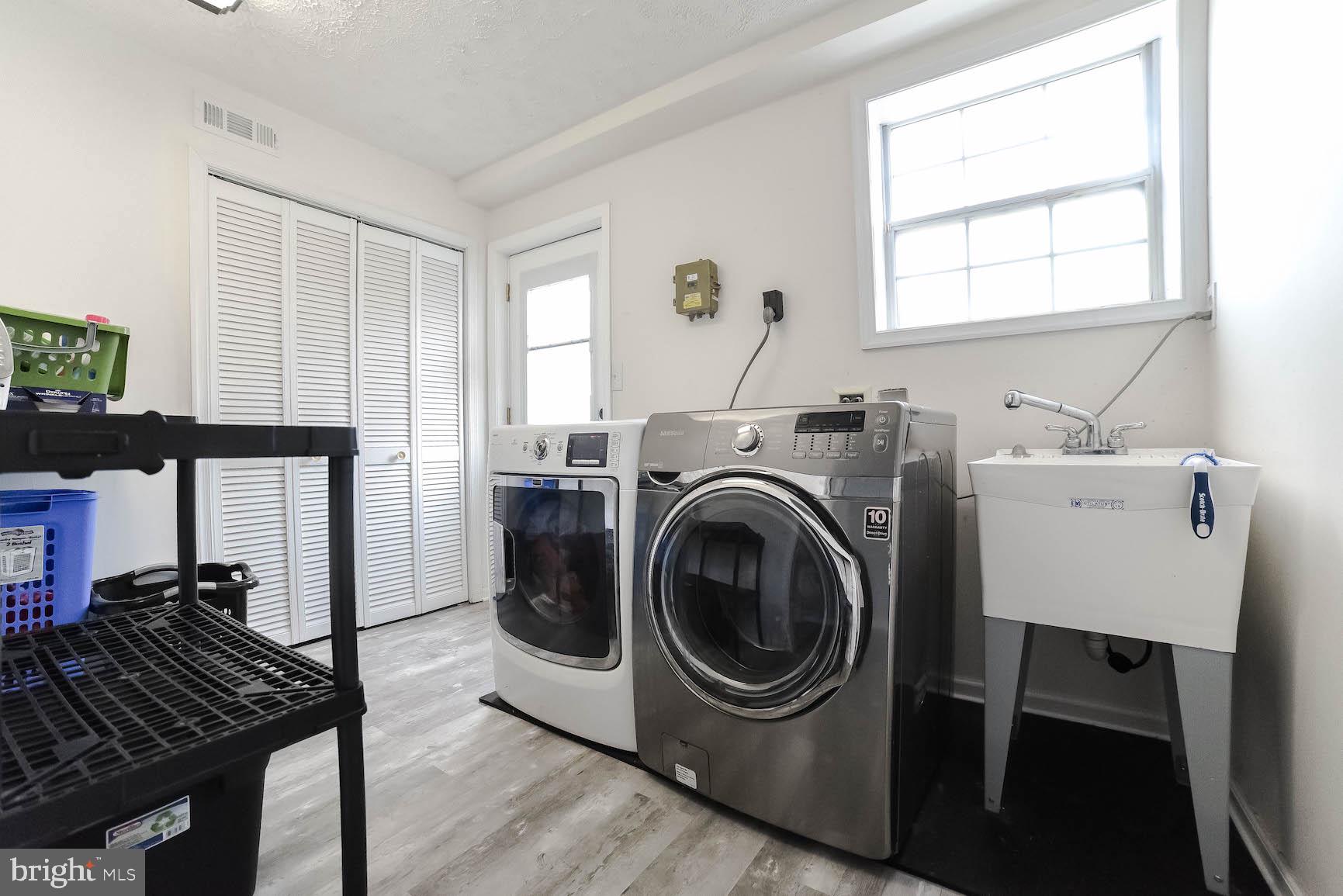 COUNTRY LAKES - Residential