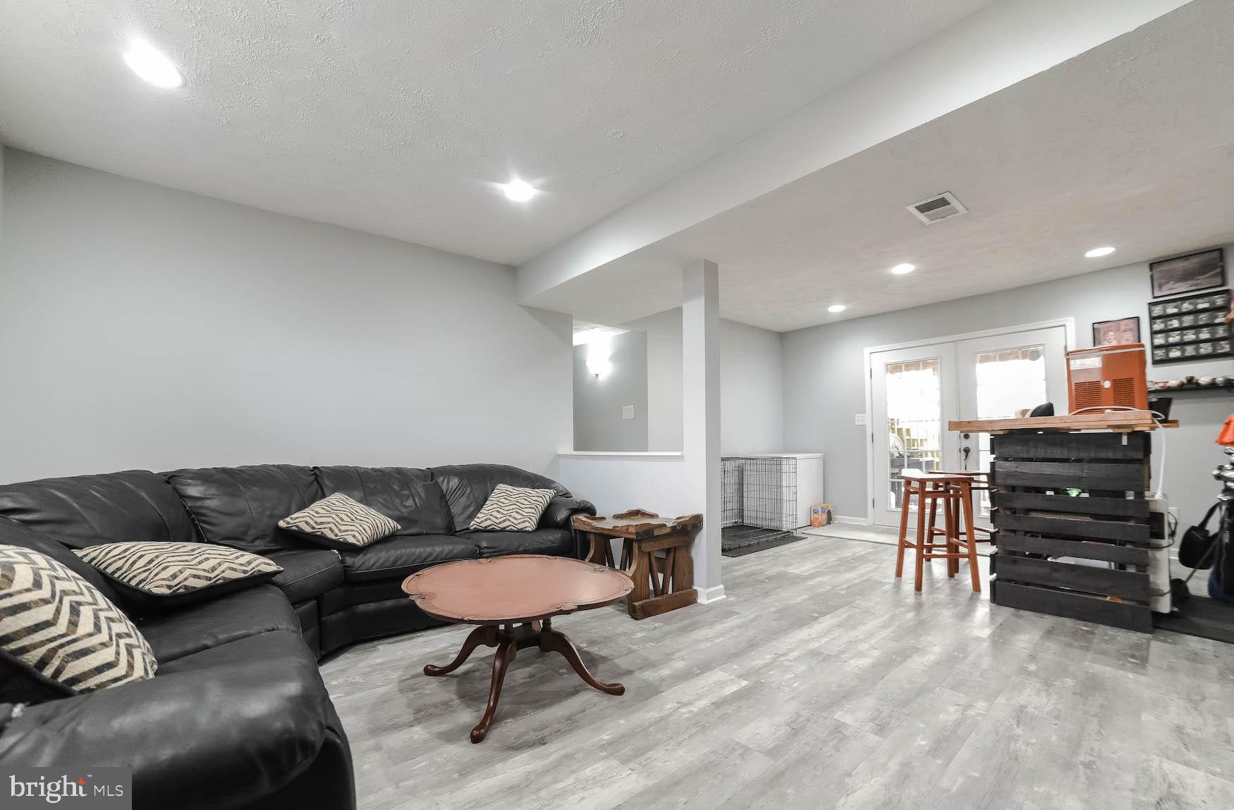 COUNTRY LAKES - Residential