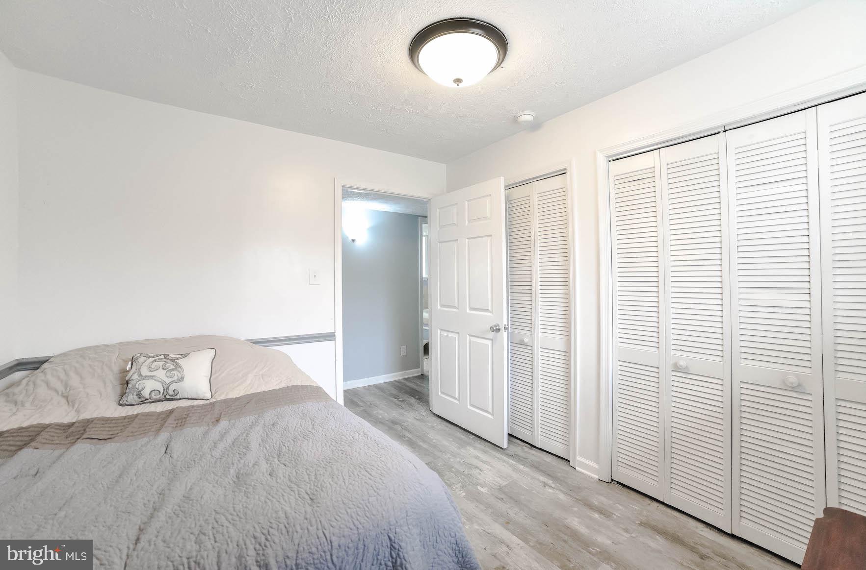 COUNTRY LAKES - Residential