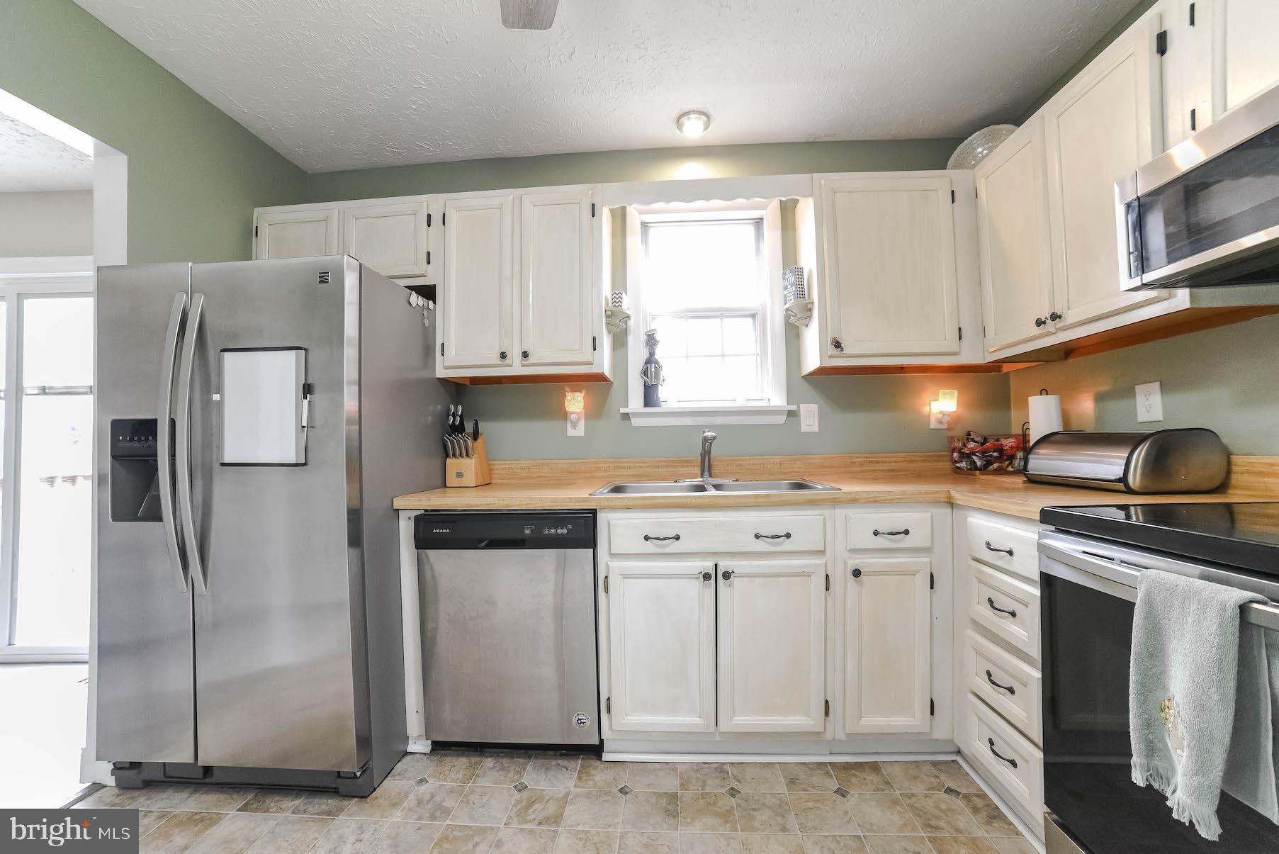 COUNTRY LAKES - Residential