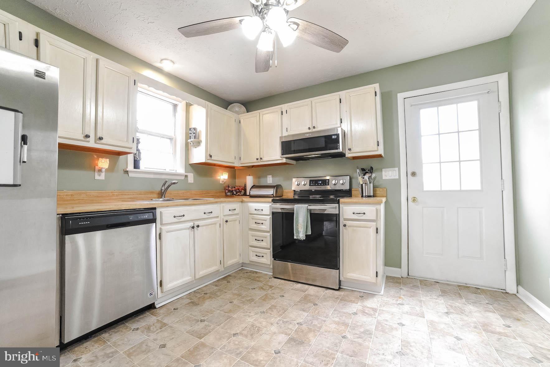 COUNTRY LAKES - Residential