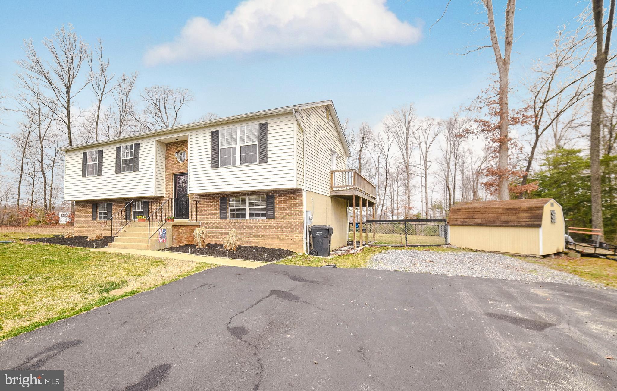 COUNTRY LAKES - Residential