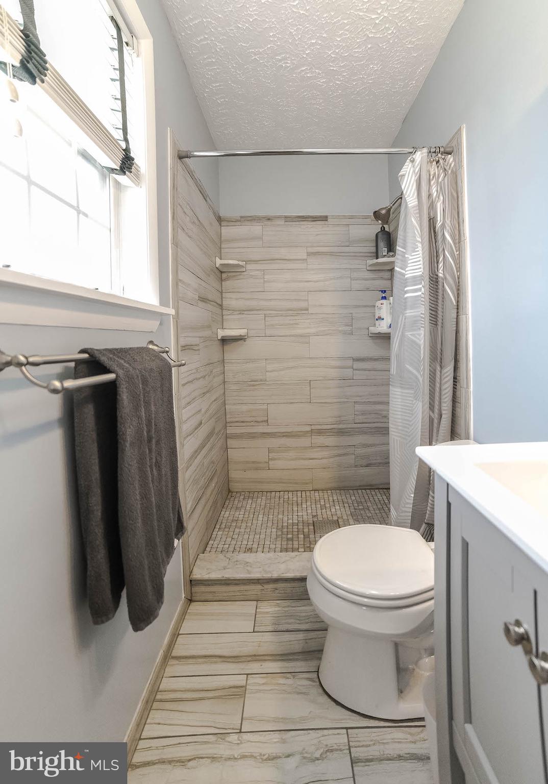 COUNTRY LAKES - Residential