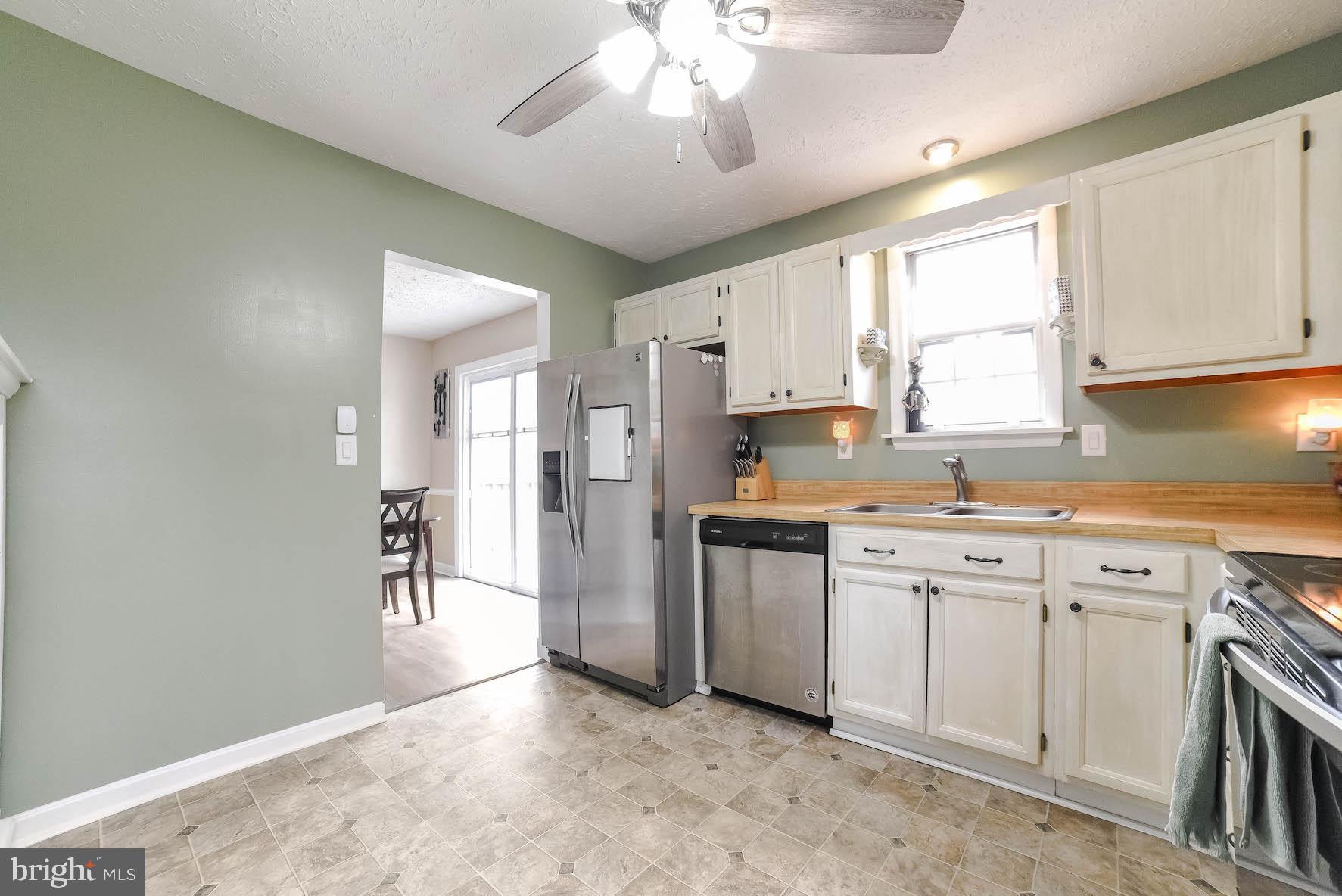 COUNTRY LAKES - Residential