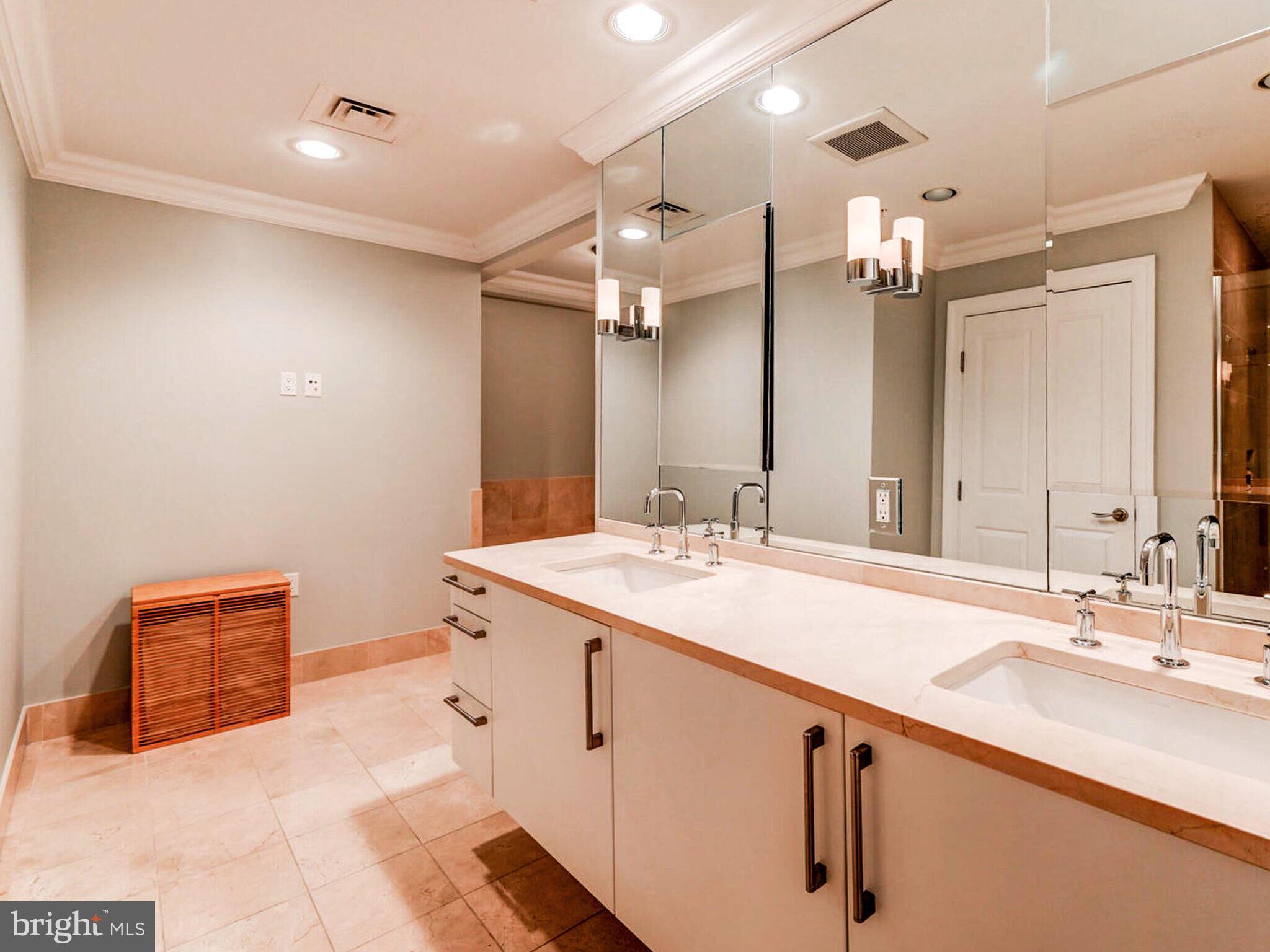 THE RITZ-CARLTON RESIDENCES - Residential